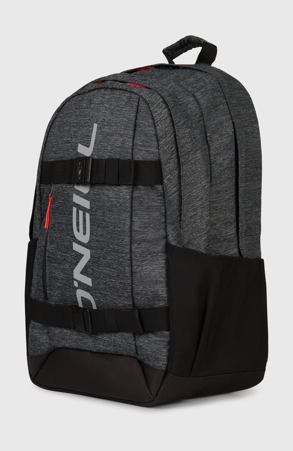Surfer Rucksack für Herren, grau, freigestellt von schräg vorne mit seitlicher Netztasche und Zuggurten
