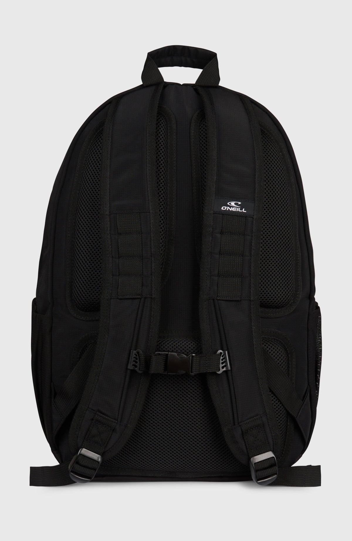 Surfer Rucksack, schwarz, freigestellt von hinten, gepolsterte Schulterträger und Brustgurt