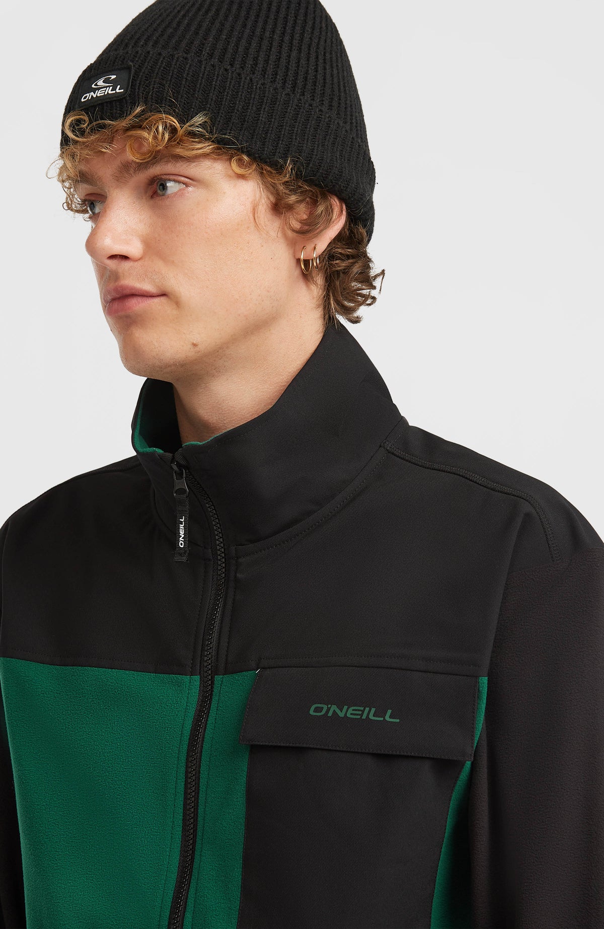 FWC'Peak Polartec® Fleecejacke, grün, Nahaufnahme von Stehkragen und Brusttasche am Model
