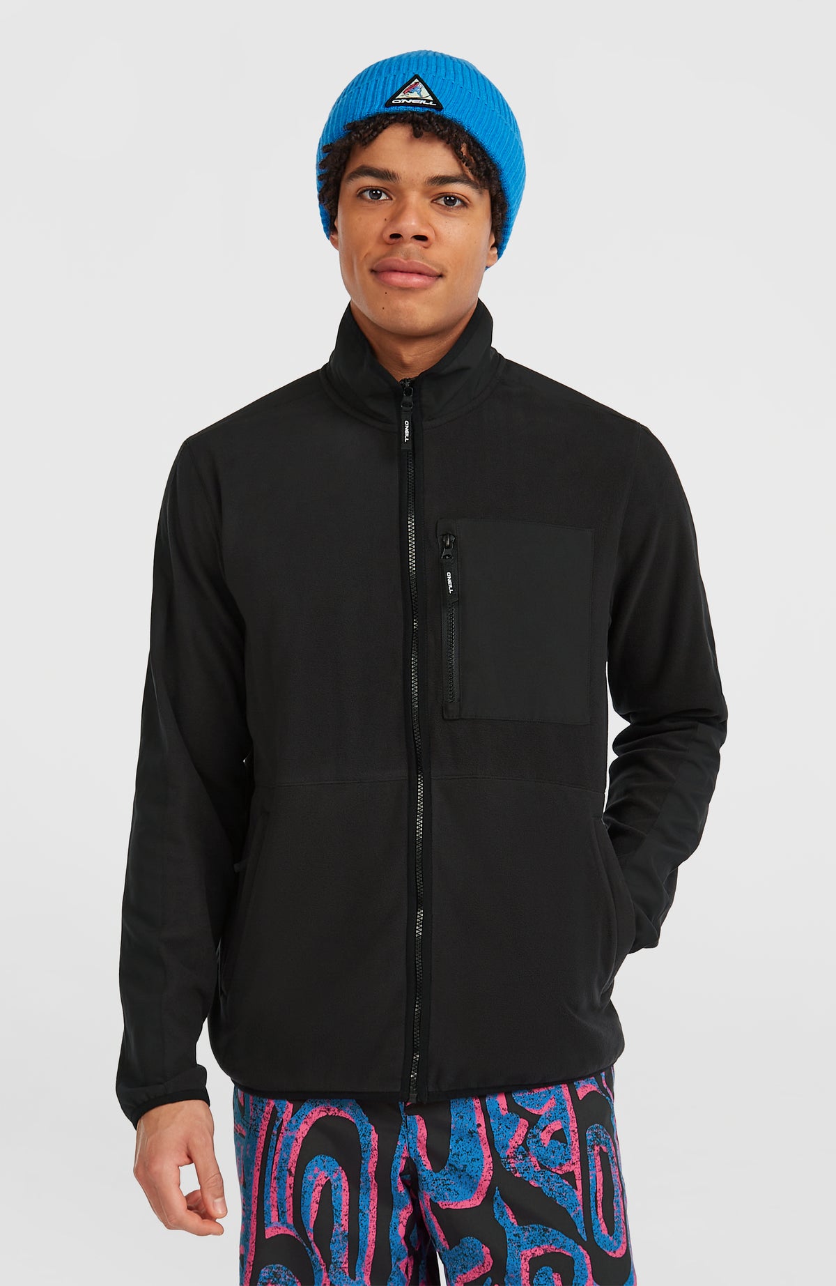 O'Neill FWC'Play Polartec® Fleecejacke für Herren, schwarz, Vorderansicht am Model mit Stehkragen