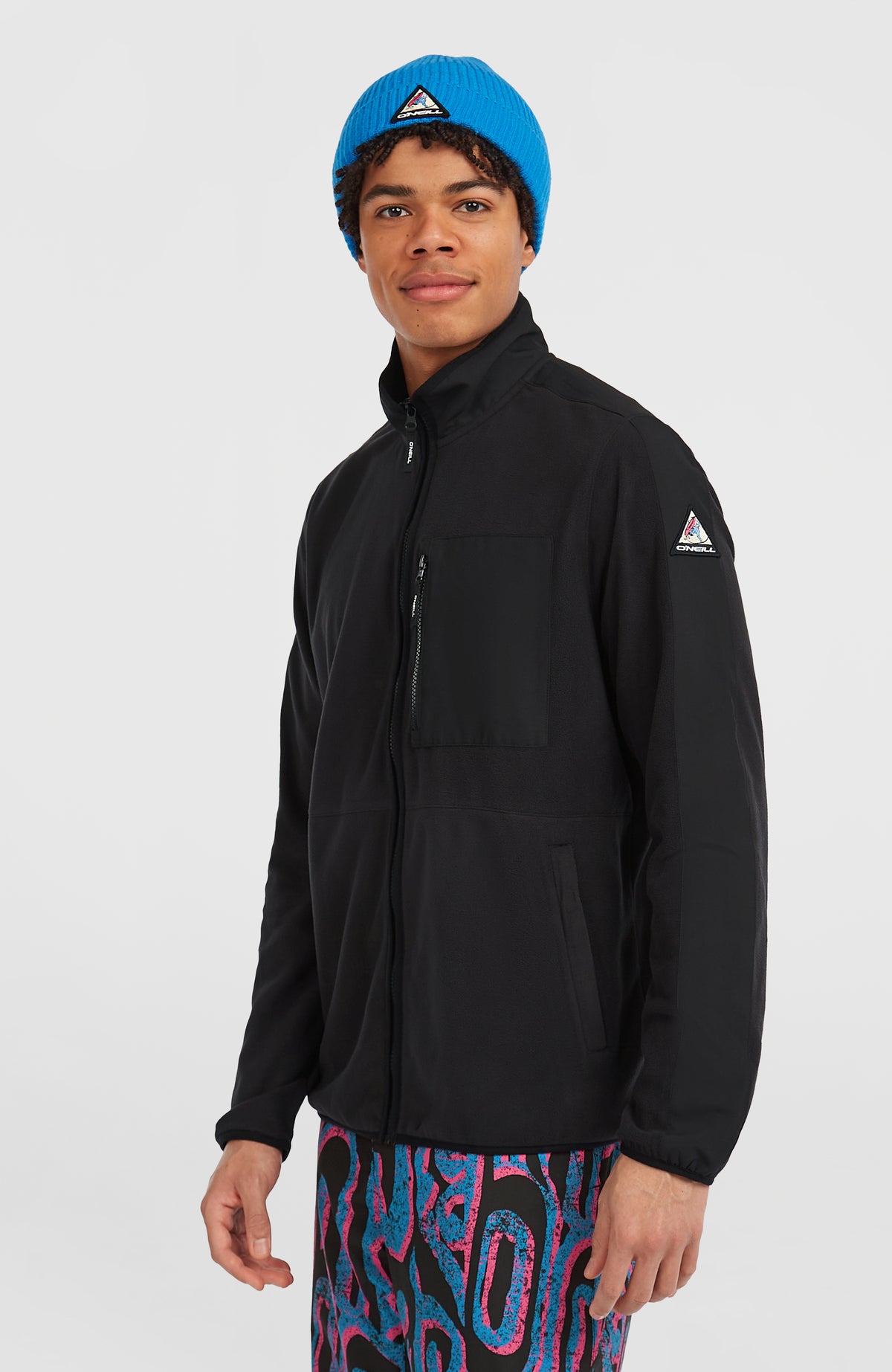 FWC'Play Polartec® Fleecejacke für Herren, schwarz, Halbprofil am Model mit Logo-Patch am Ärmel