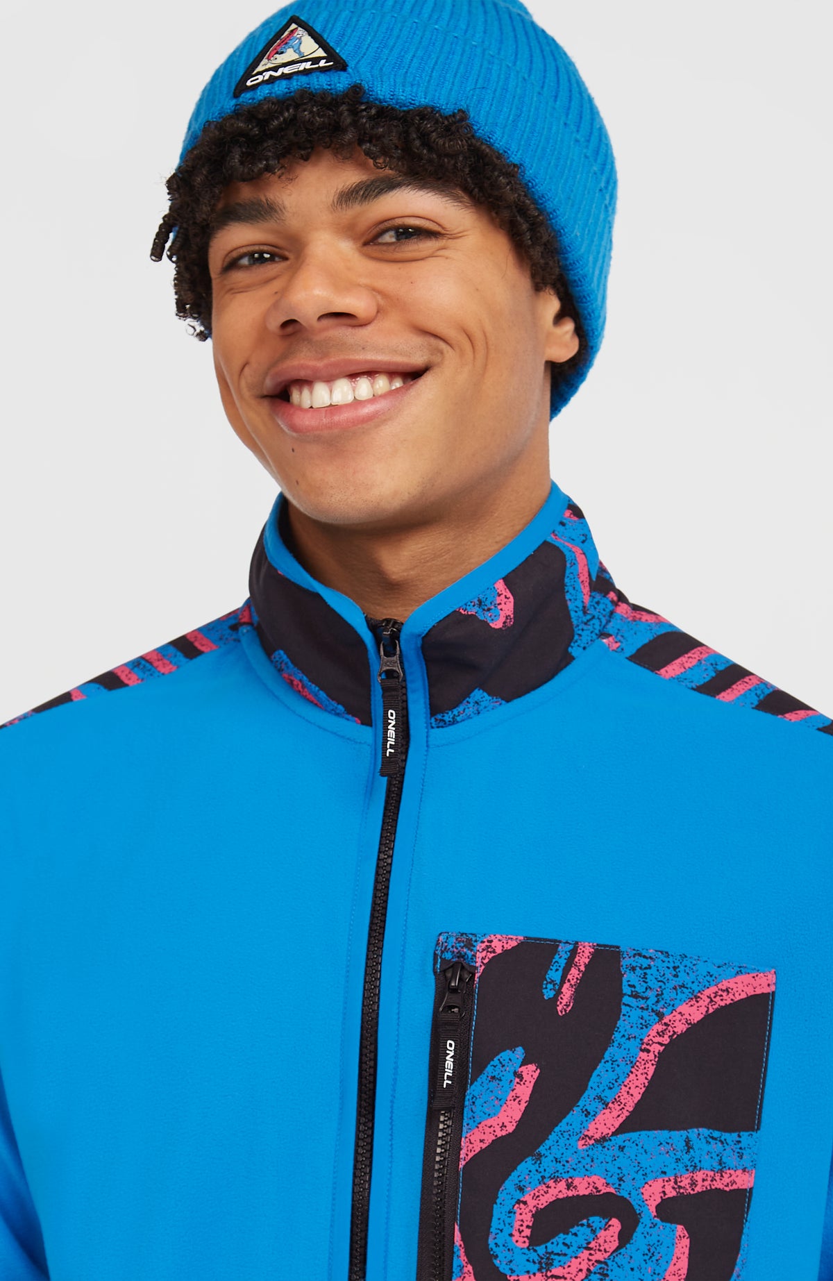 Nahaufnahme von Stehkragen und Brusttasche der pinken FWC'Play Polartec® Fleecejacke für Herren