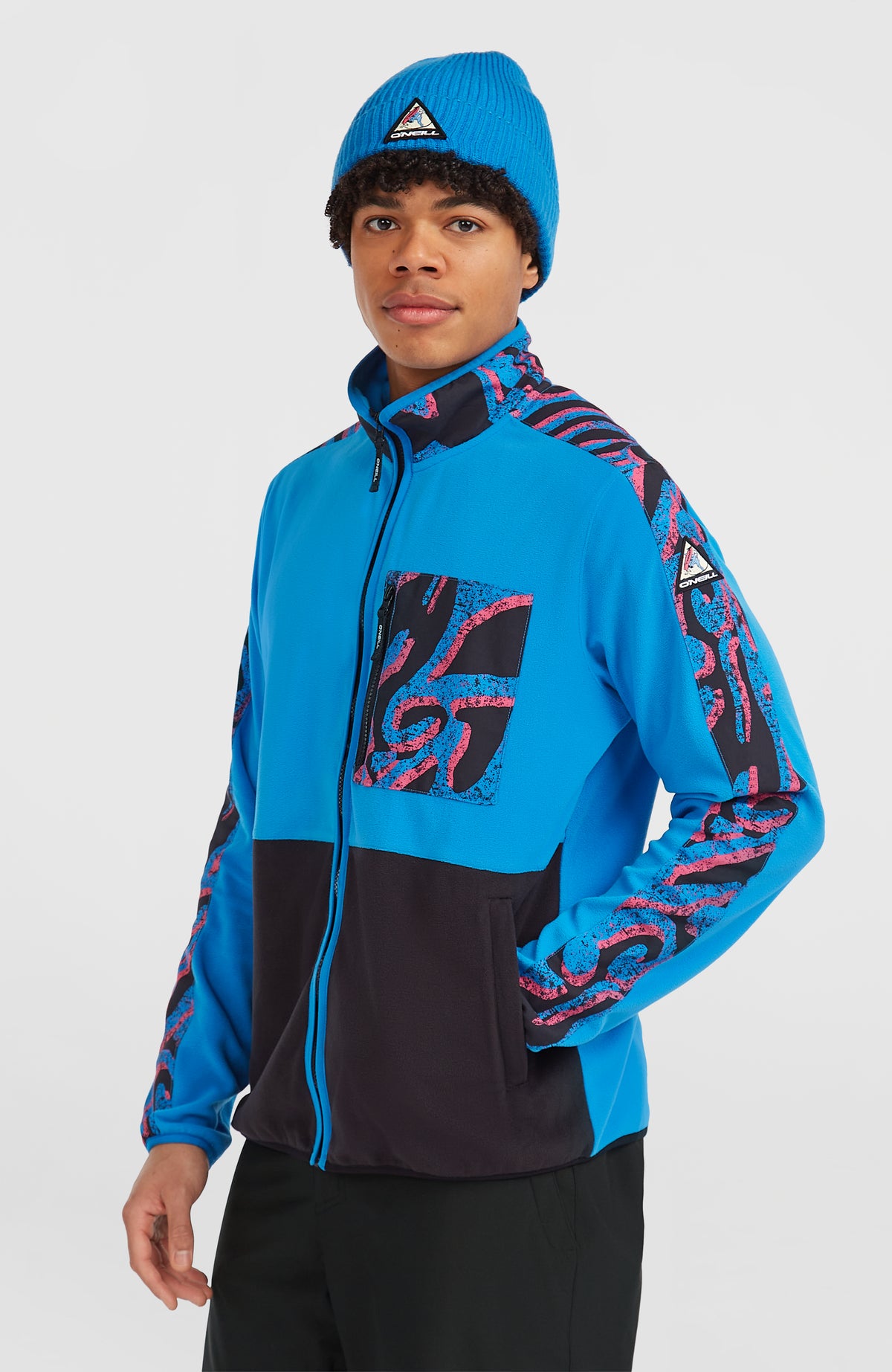 FWC'Play Polartec® Fleecejacke für Herren, pink mit Muster in Blau und Schwarz, Dreiviertelansicht am Model