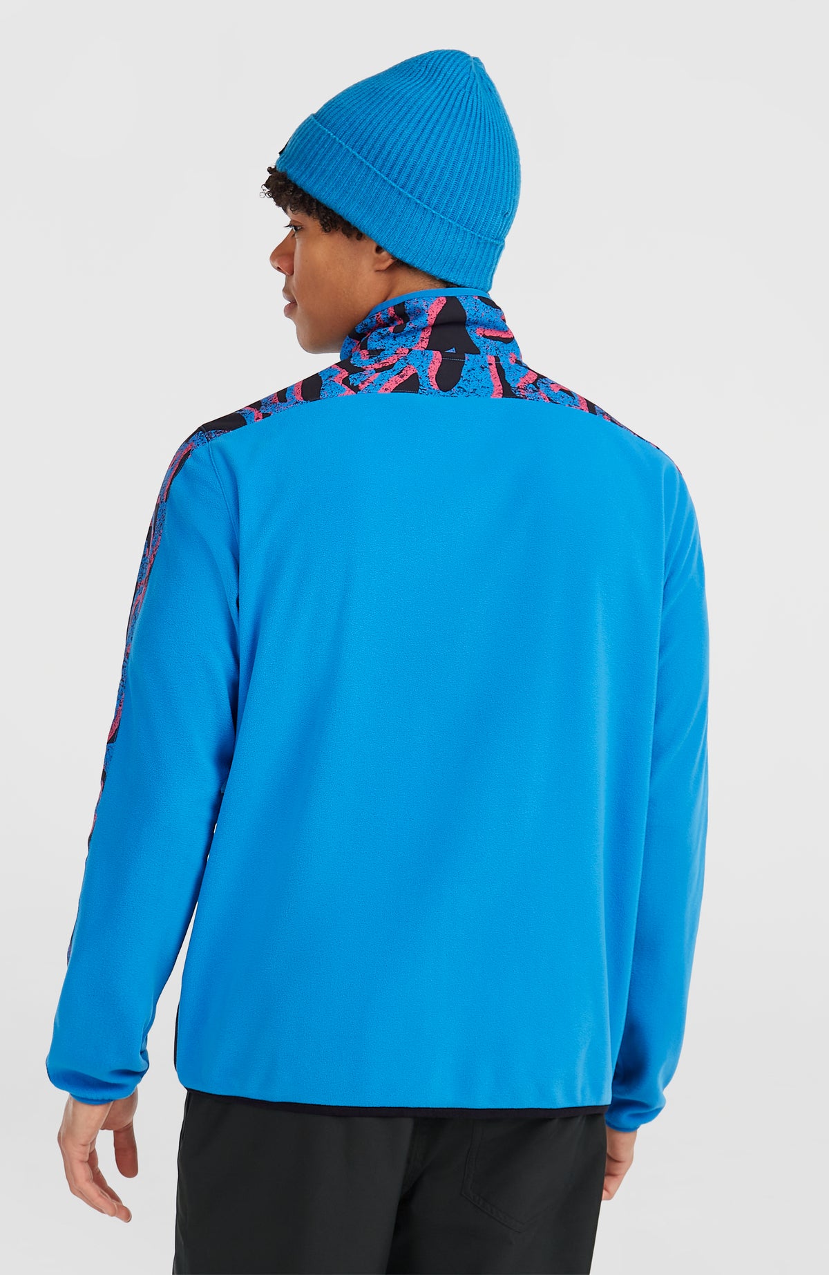 FWC'Play Polartec® Fleecejacke für Herren, pink mit Muster in Blau und Schwarz, Rückansicht am Model