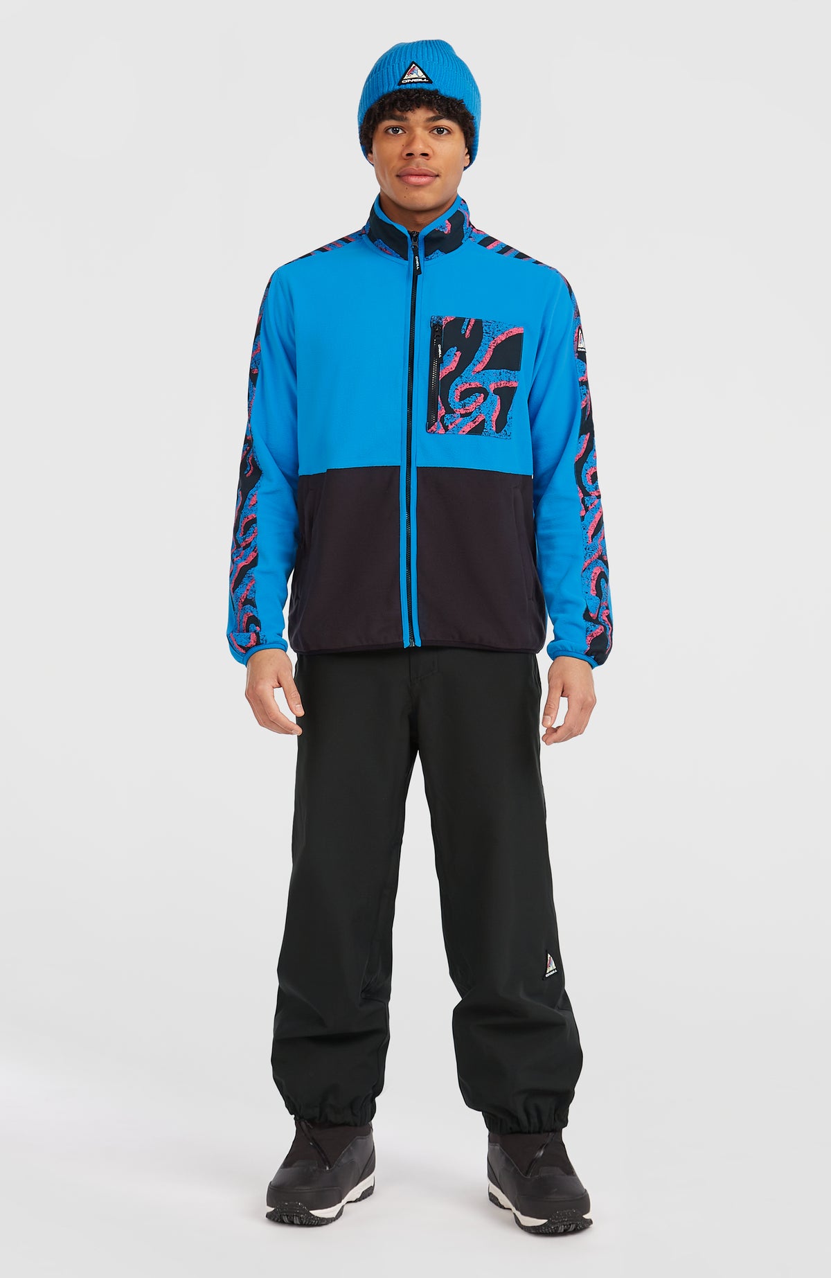 FWC'Play Polartec® Fleecejacke für Herren, pink mit Muster in Blau und Schwarz, Ganzkörperansicht am Model