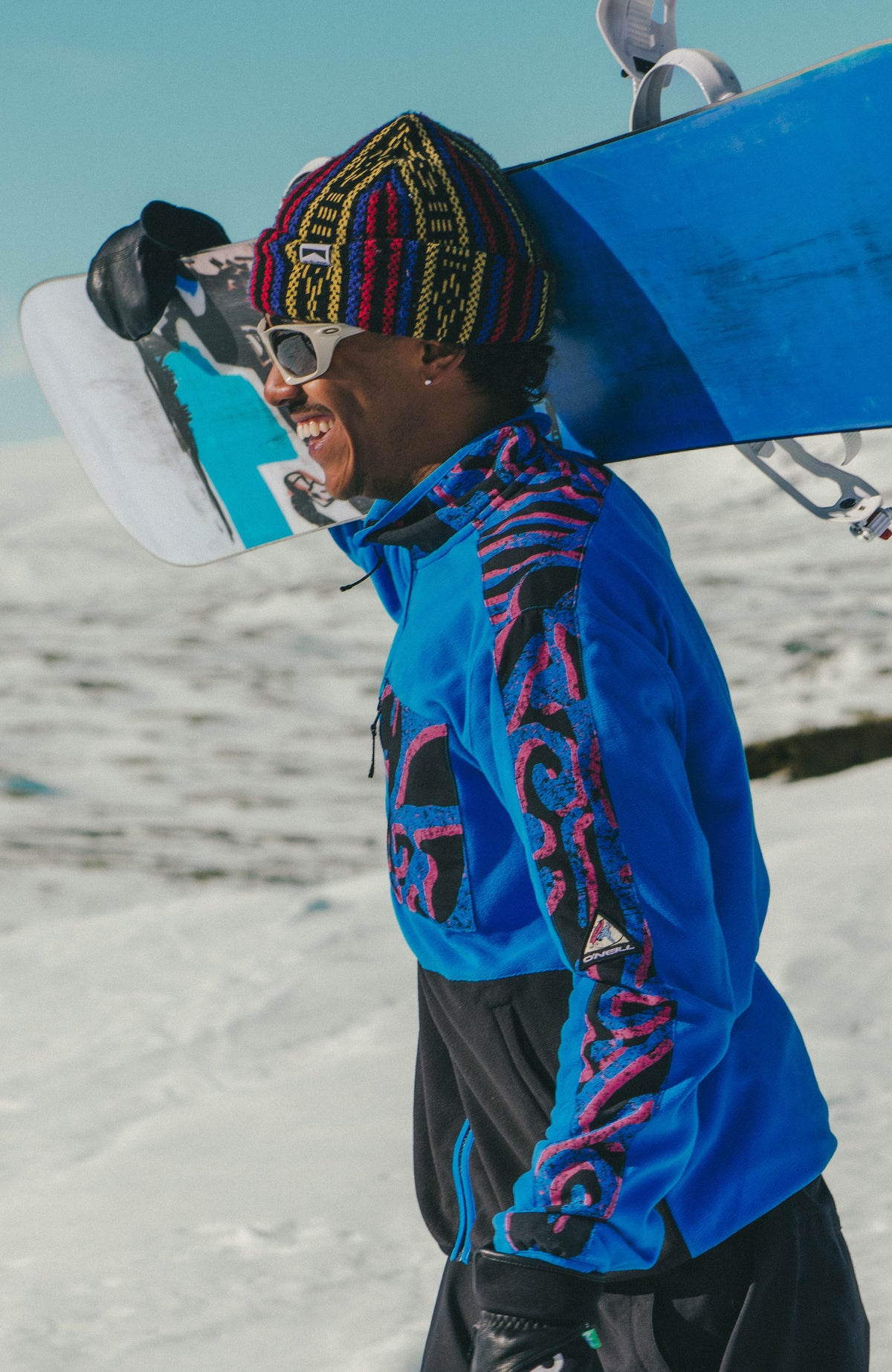 FWC'Play Polartec® Fleecejacke für Herren, pink mit Muster in Blau und Schwarz, im Schnee von der Seite