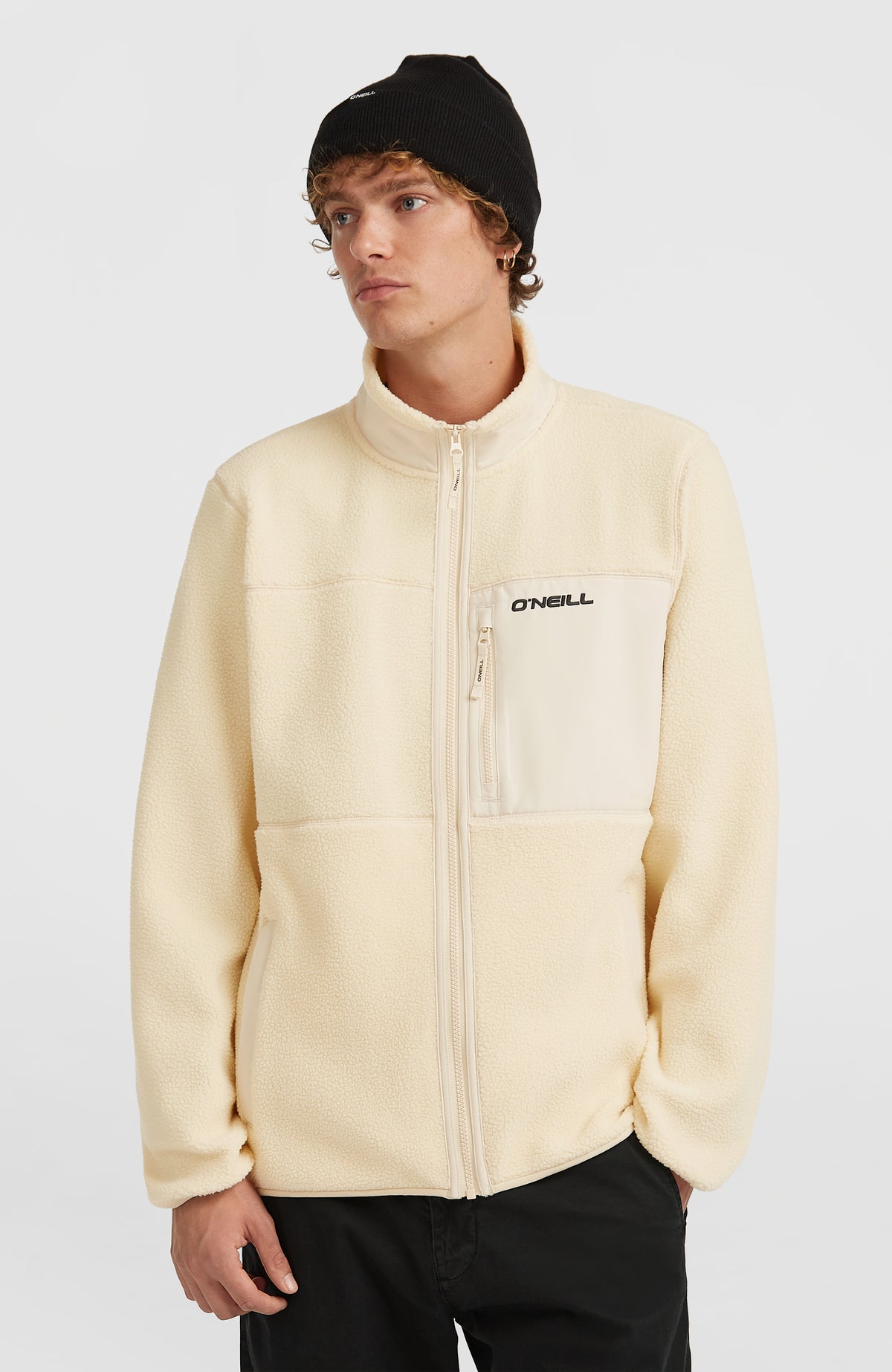 O'Neill Flauschige Must-Have Fleecejacke mit Reißverschluss für Herren, beige, Vorderansicht getragen am Model