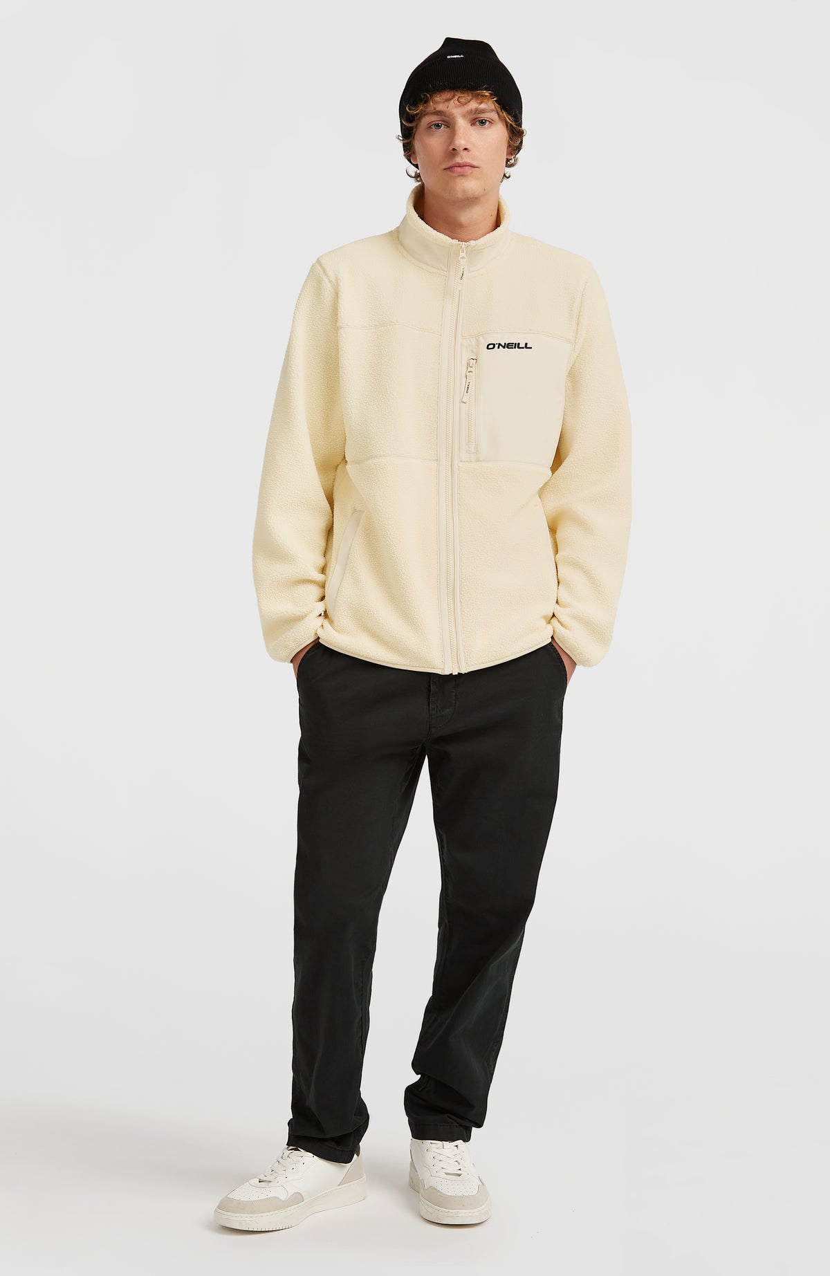 Flauschige Must-Have Fleecejacke für Herren, beige, Ganzkörperansicht am Model