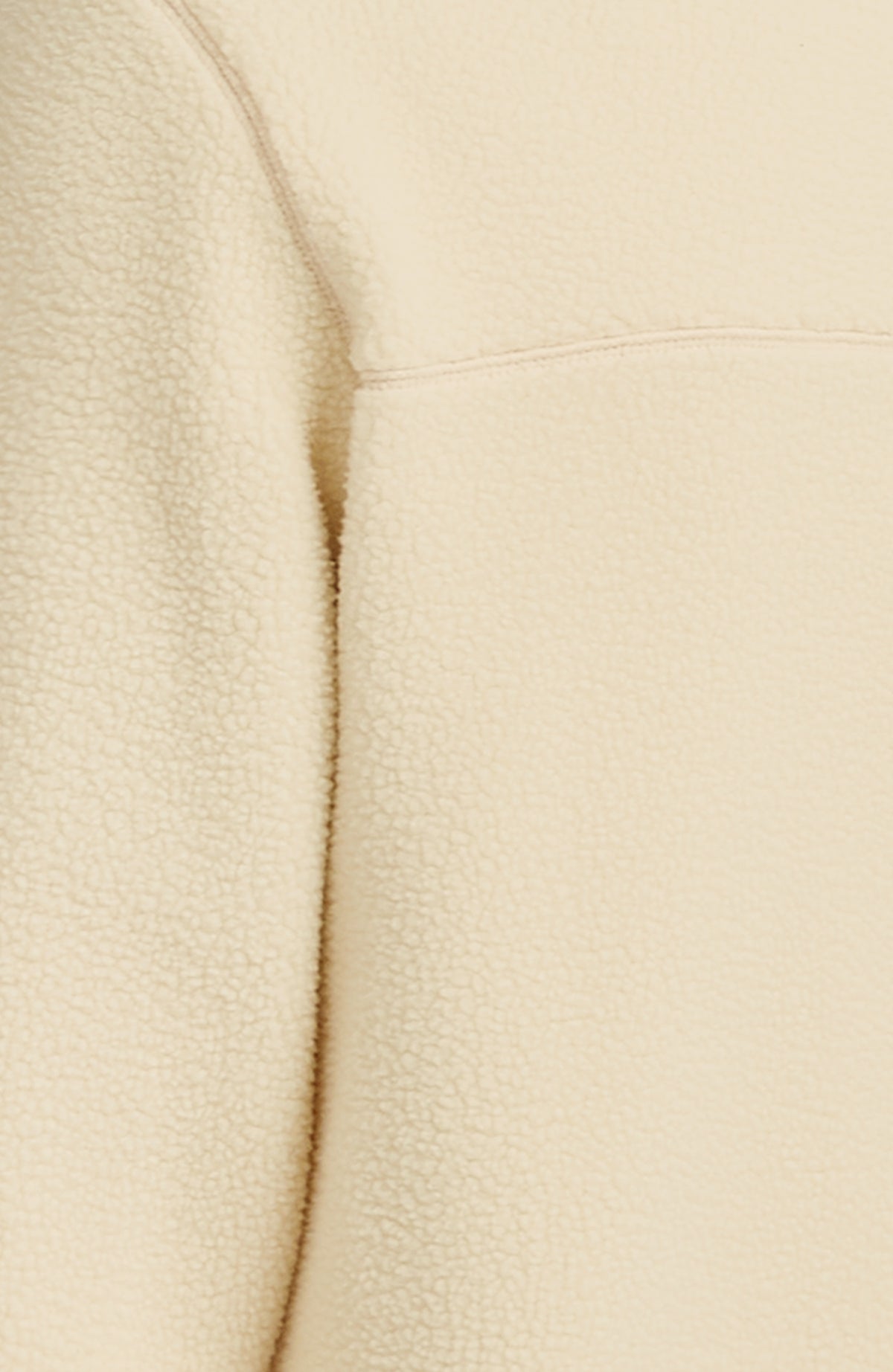 Detailaufnahme der Schulternaht und Oberflächenstruktur der beigen Flauschige Must-Have Fleecejacke