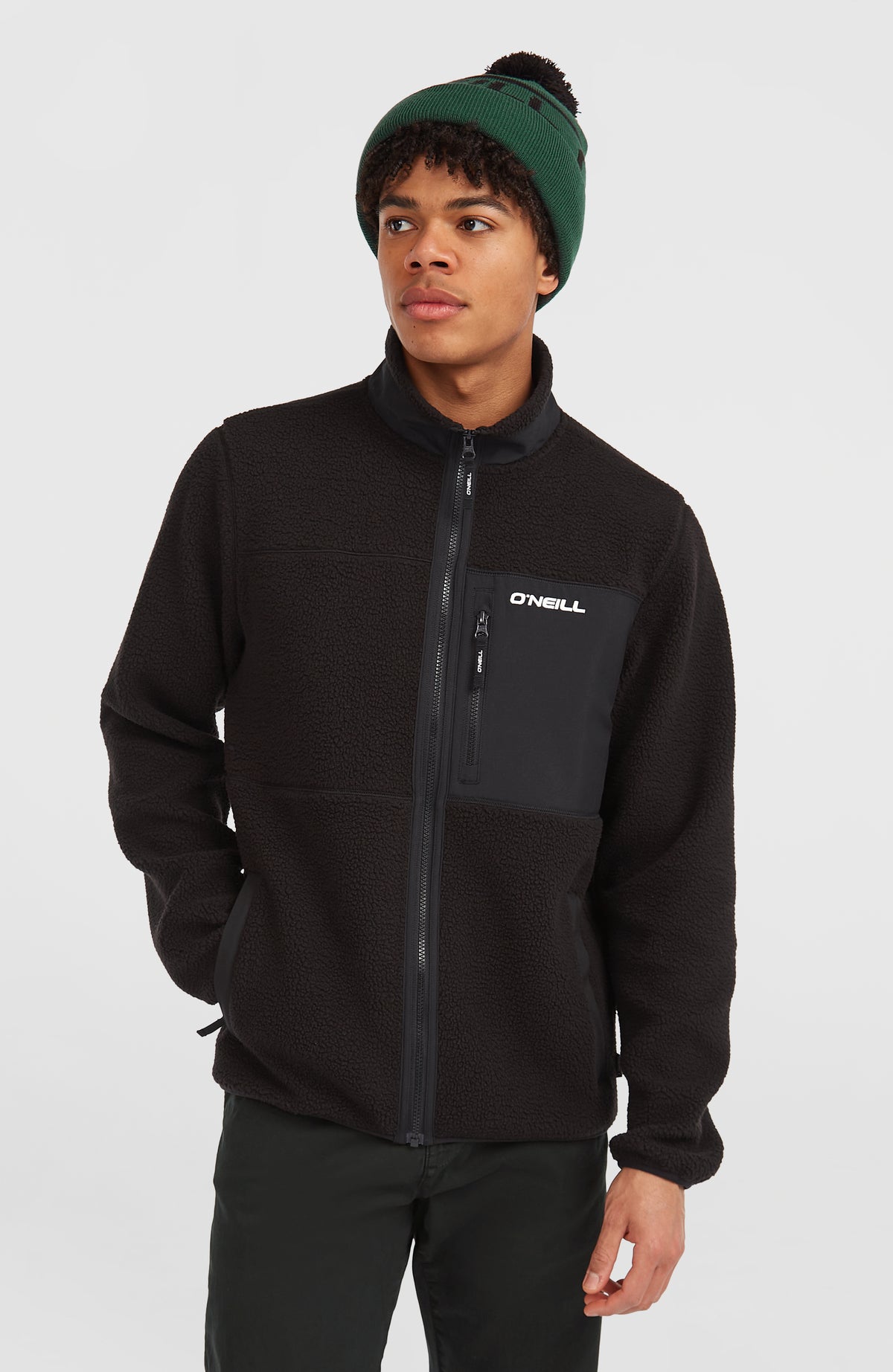 O'Neill Flauschige Must-Have Fleecejacke mit Reißverschluss für Herren, schwarz, Vorderansicht am Model