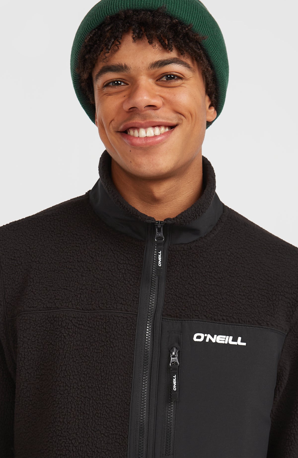 Flauschige Must-Have Fleecejacke in Schwarz, Nahaufnahme von Stehkragen und Brusttasche am Model