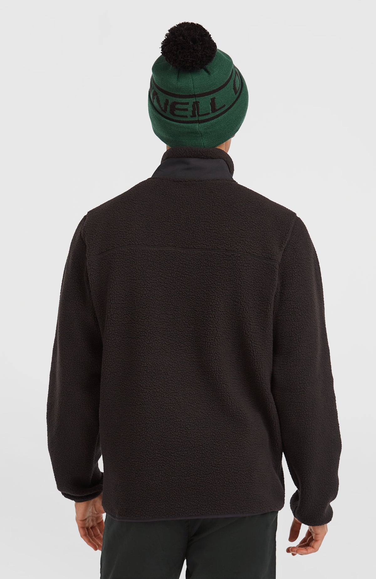 Flauschige Must-Have Fleecejacke für Herren, schwarz, Rückansicht am Model