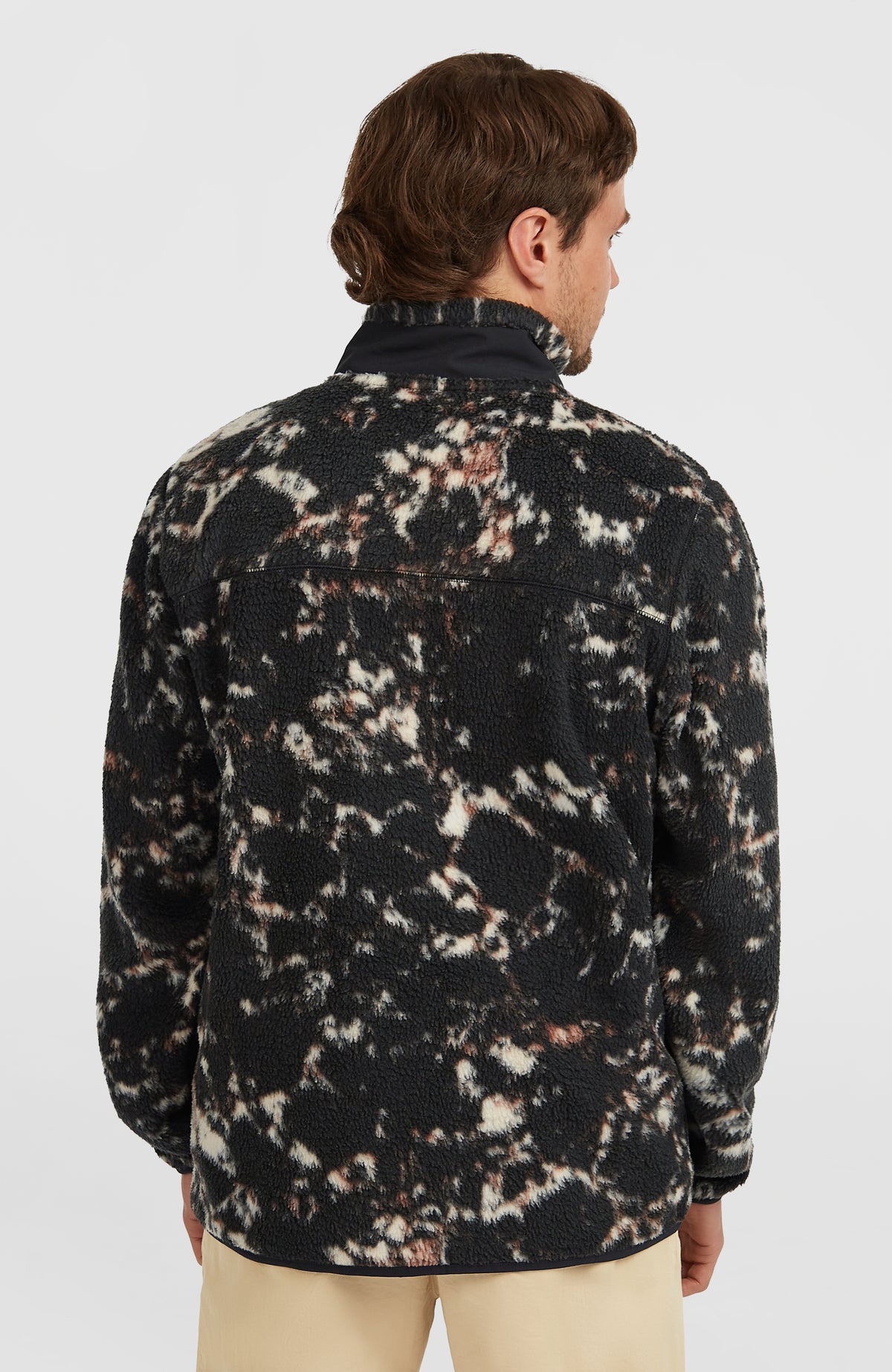 Flauschige Must-Have Fleecejacke für Herren, schwarz mit Muster in Beige, Rückansicht am Model
