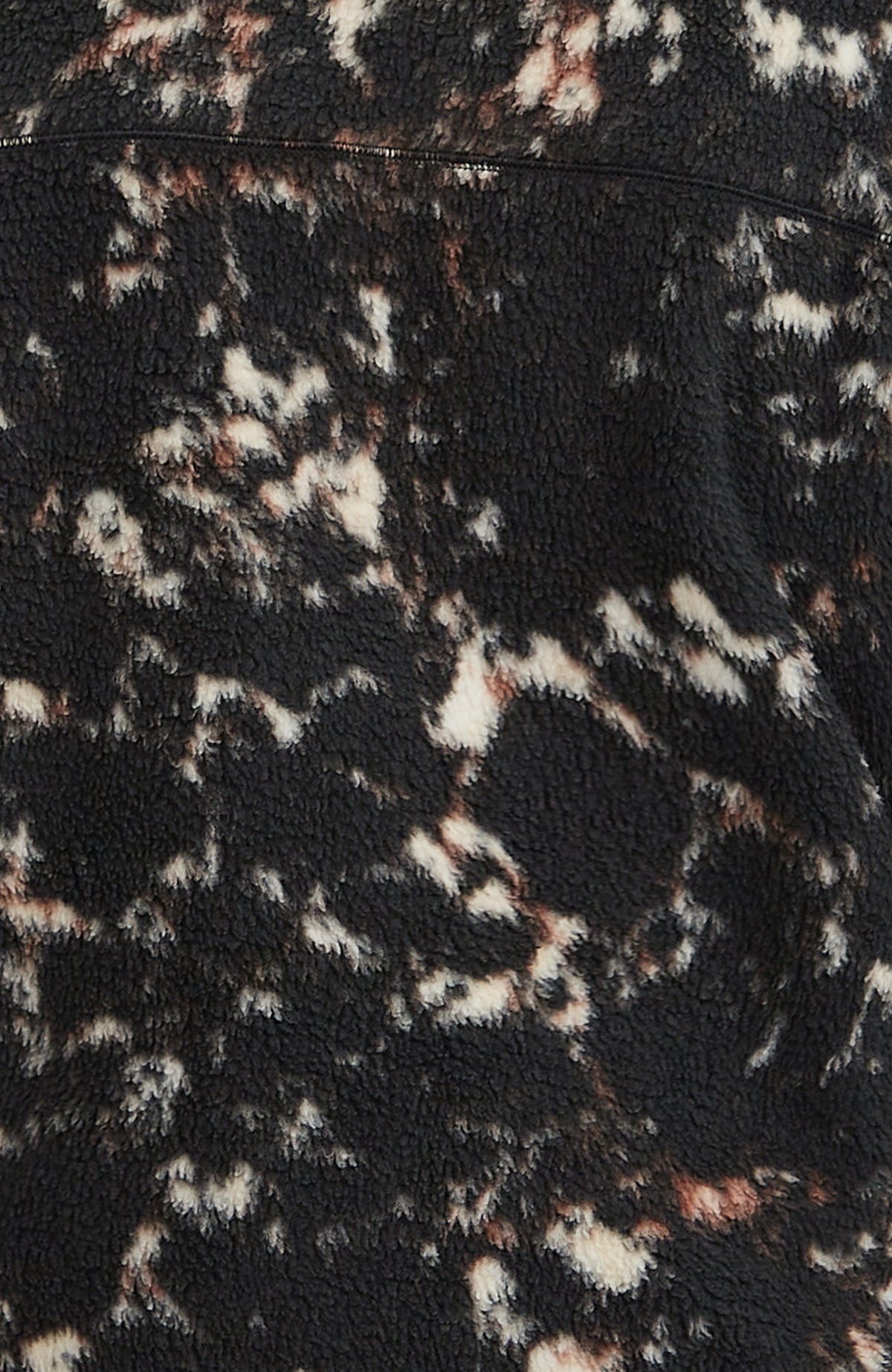 Flauschige Must-Have Fleecejacke, schwarz mit Muster in Beige, Nahaufnahme der gemusterten Oberfläche