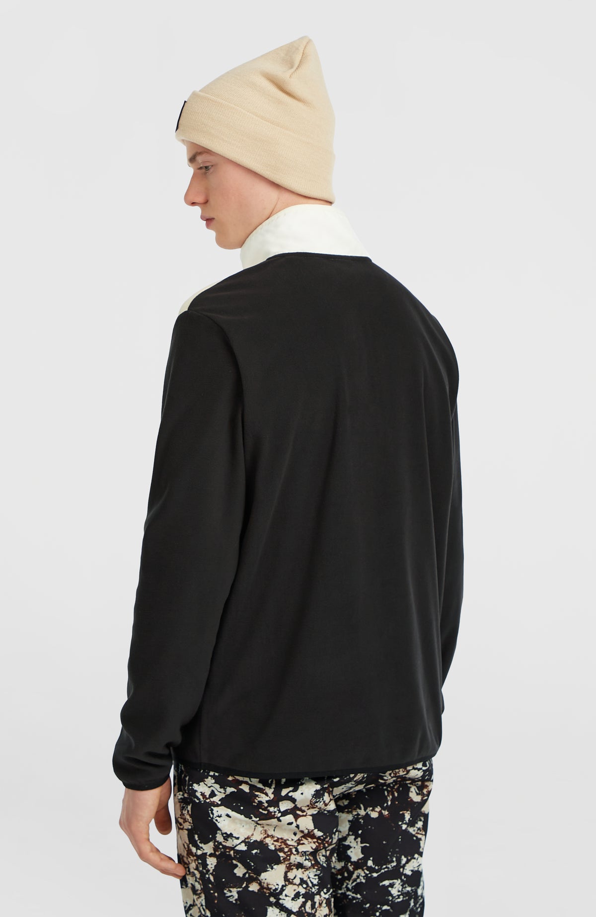 FWC'Cruz Triple Fleecepullover für Herren, beige, getragen am Model von hinten