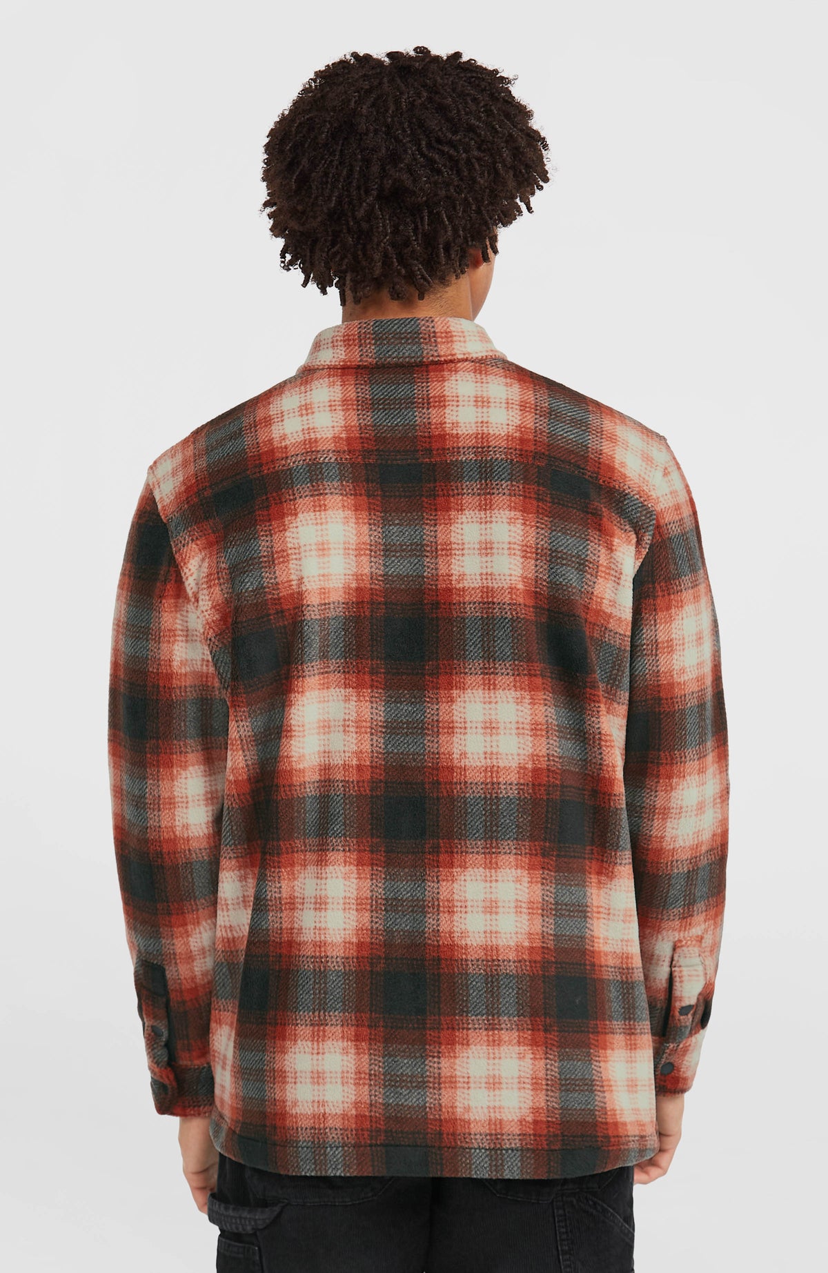 O'Riginals Superfleece Hemd für Herren, rot mit Karomuster in Schwarz und Weiß, getragene Rückansicht am Model