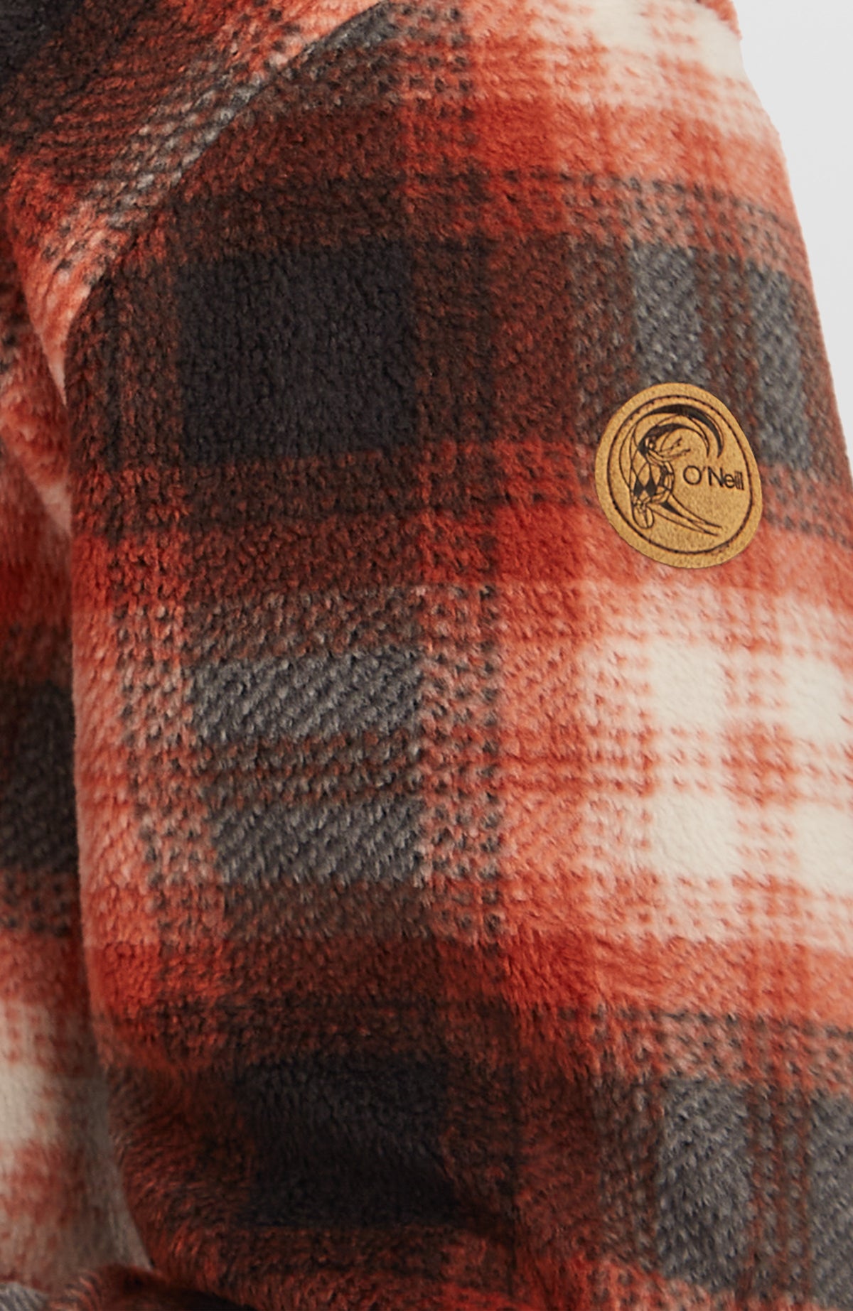 O'Riginals Superfleece Hemd, rot mit Karomuster in Schwarz und Weiß, Nahaufnahme des Logo-Badges am Ärmel