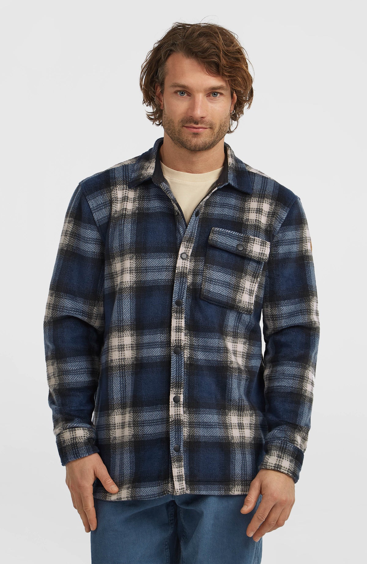O'Neill O'Riginals Superfleece Hemd für Herren, blau mit Karomuster in Weiß und Schwarz, Vorderansicht am Model