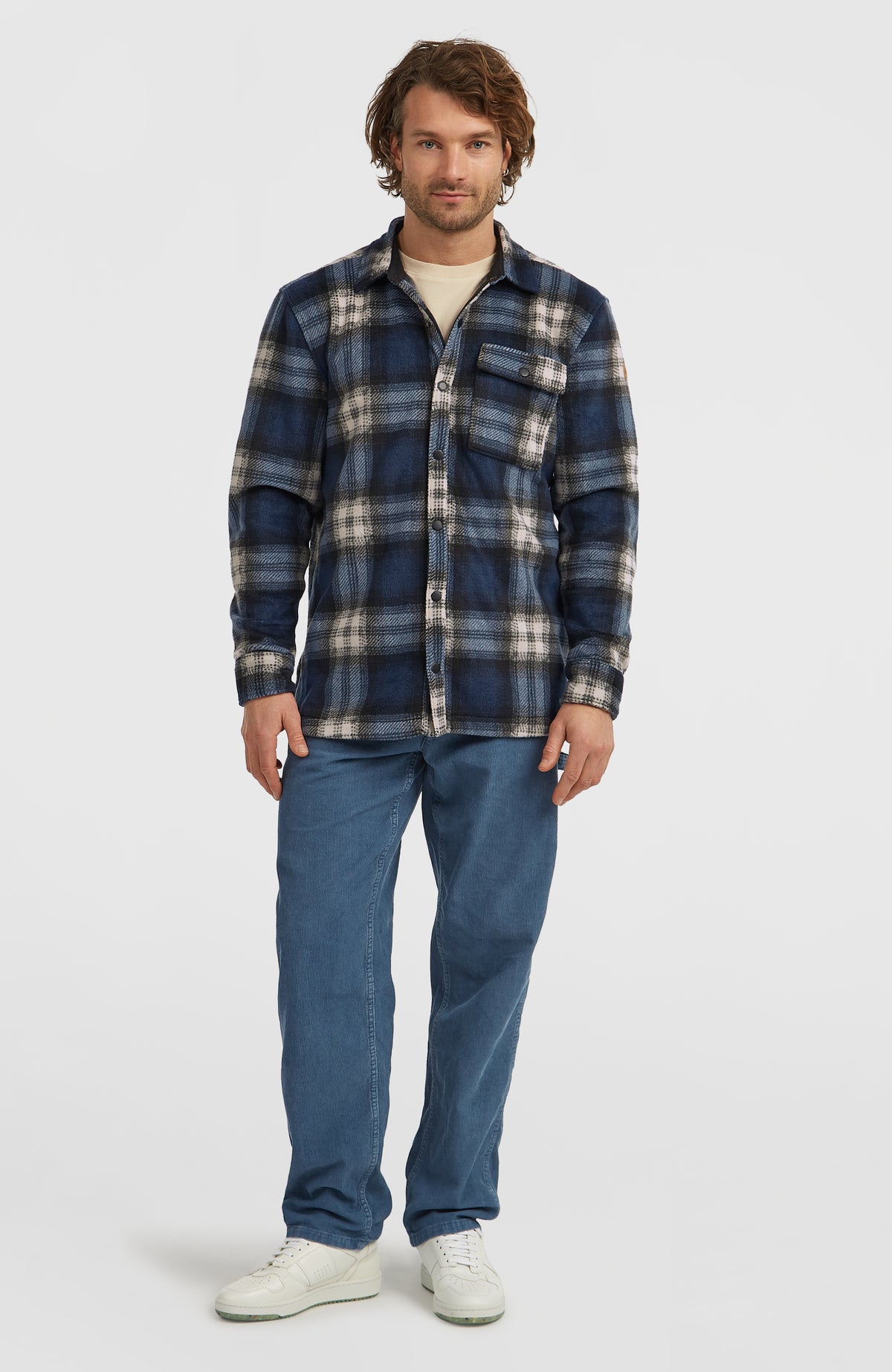 O'Riginals Superfleece Hemd für Herren, blau mit Karomuster in Weiß und Schwarz, Ganzkörperansicht am Model