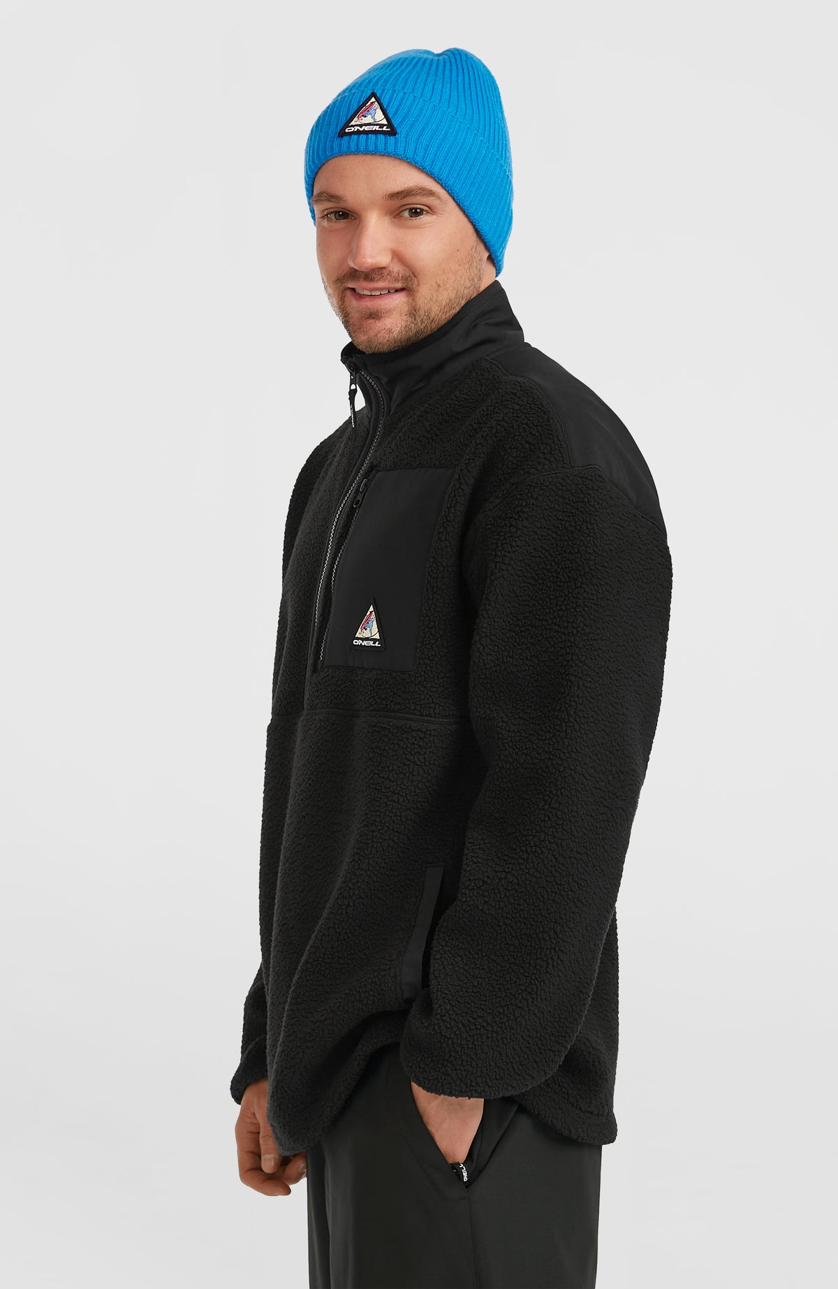 FWC'Play Hyperfleece Pullover für Herren, schwarz, Seitenansicht am Model
