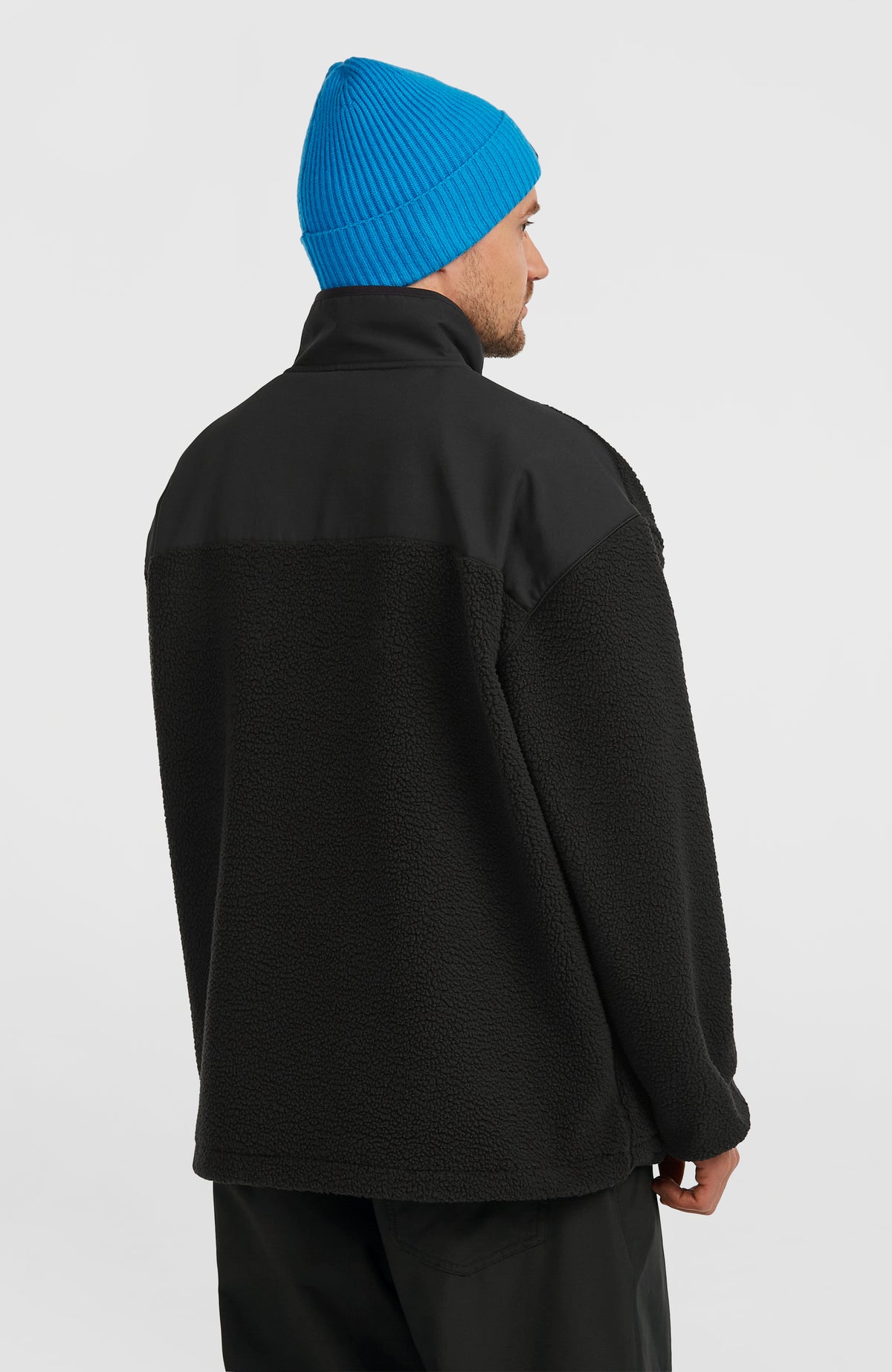 FWC'Play Hyperfleece Pullover für Herren, schwarz, Rückansicht am Model mit Schulterpasse