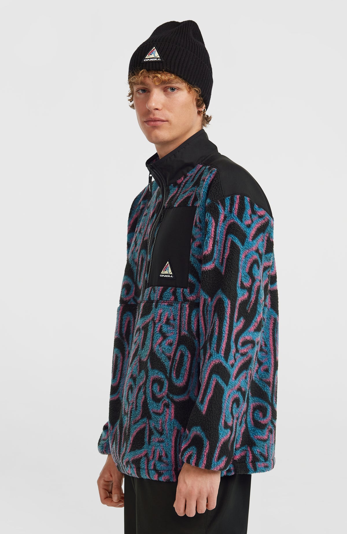 FWC'Play Hyperfleece Pullover für Herren, pink mit Grafikmuster in Blau und Schwarz, Halbprofil am Model