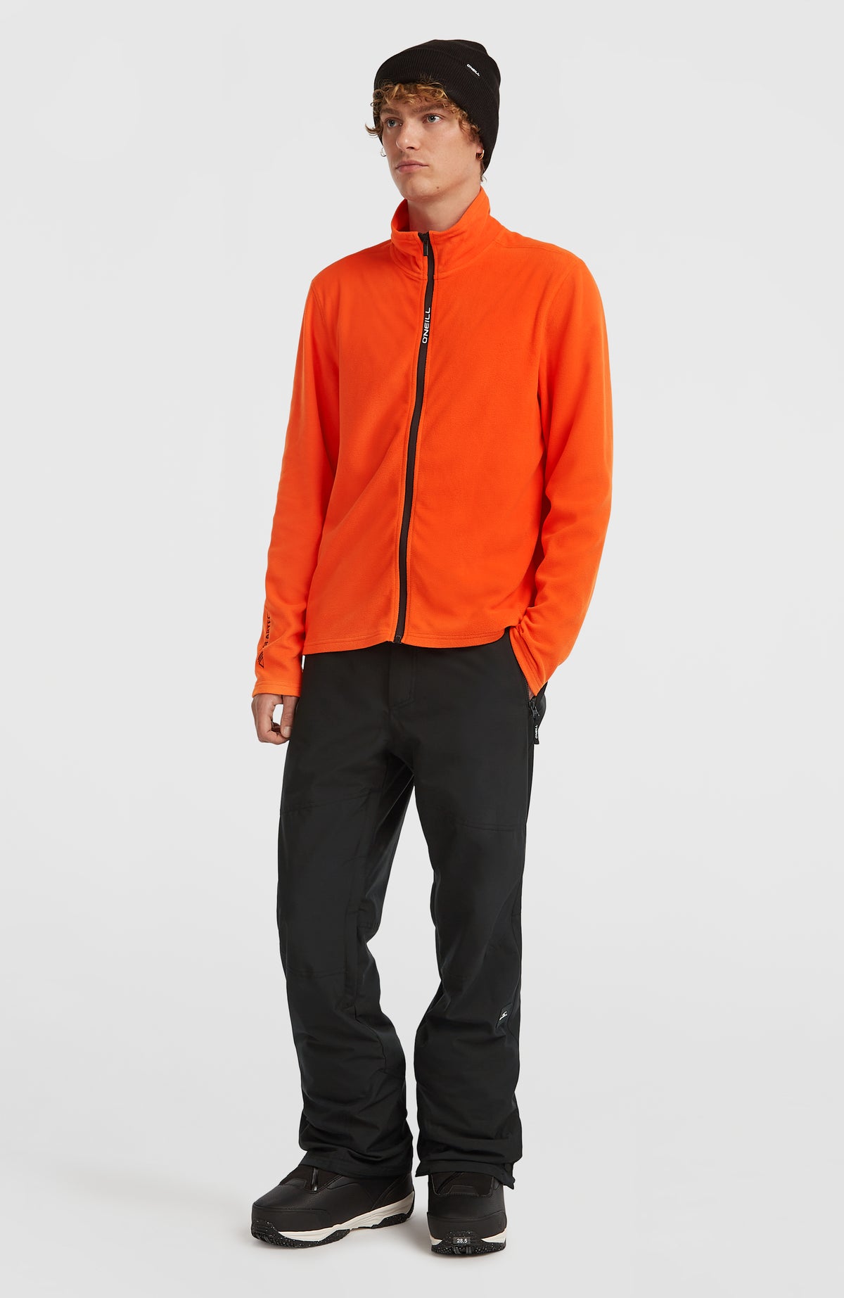 Rote FWC'Cruz Jack's Fleecejacke für Herren, Ganzkörperansicht von vorne, getragen am Model