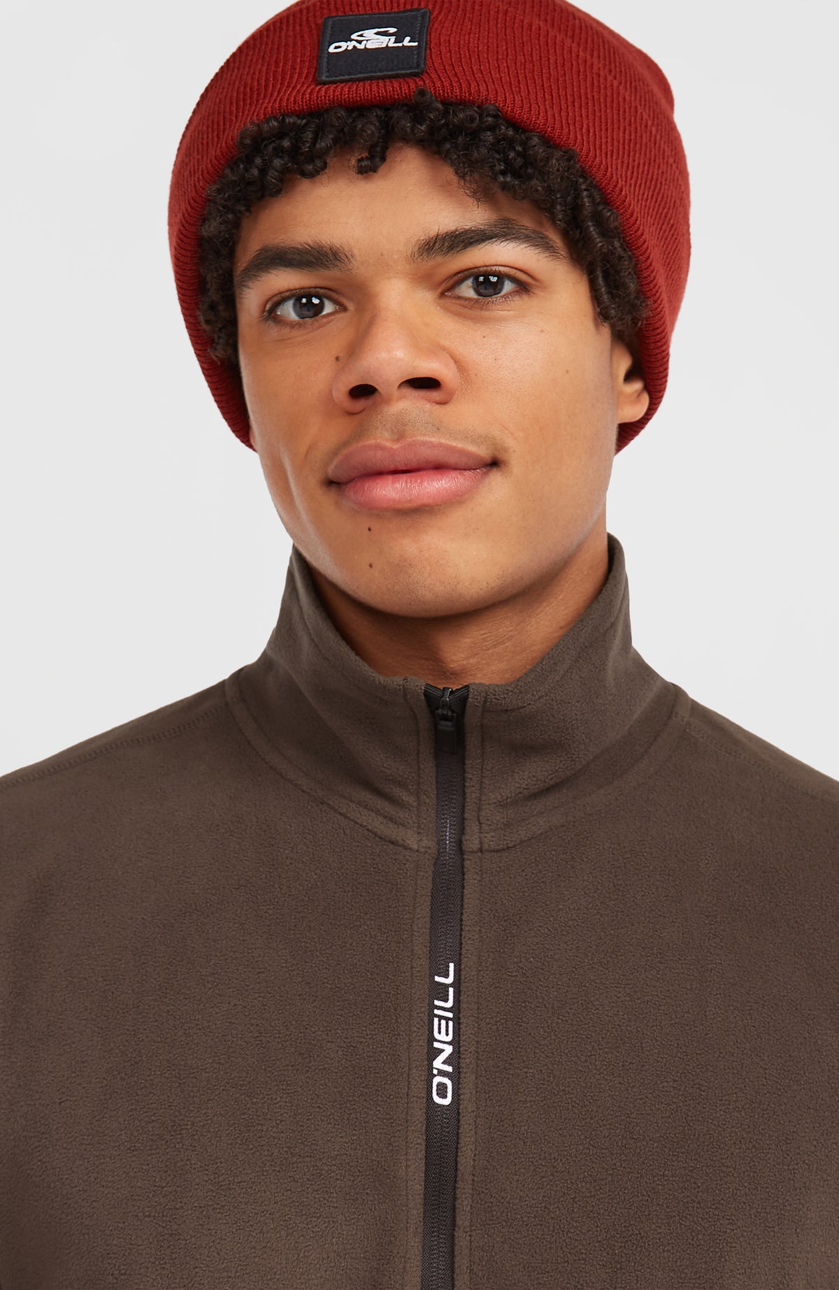 Nahaufnahme von Stehkragen und Reißverschluss der braunen FWC'Cruz Jack's Fleecejacke für Herren am Model