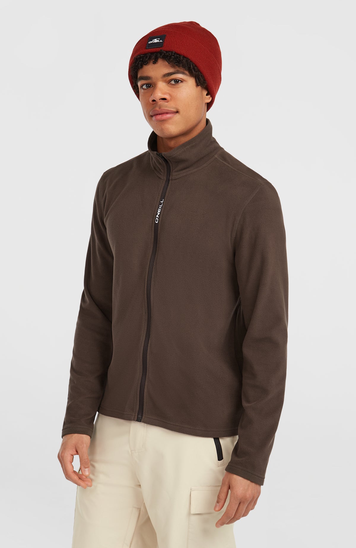 FWC'Cruz Jack's Fleecejacke für Herren, braun, getragen am Model in Dreiviertelansicht mit Stehkragen