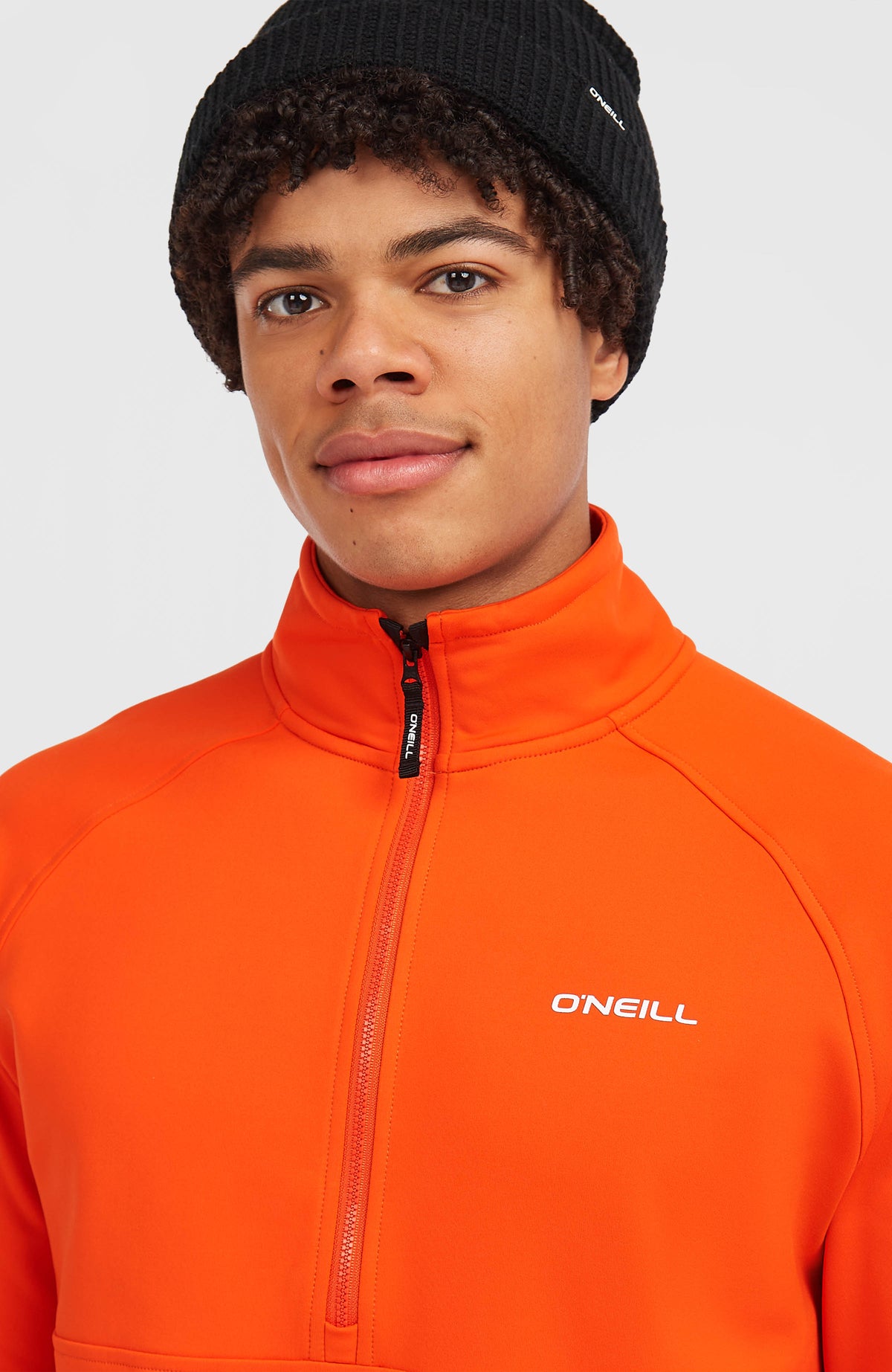 FWC'Cruz Fleecepullover für Herren, rot, Nahaufnahme von Stehkragen, Reißverschluss und Logo-Print