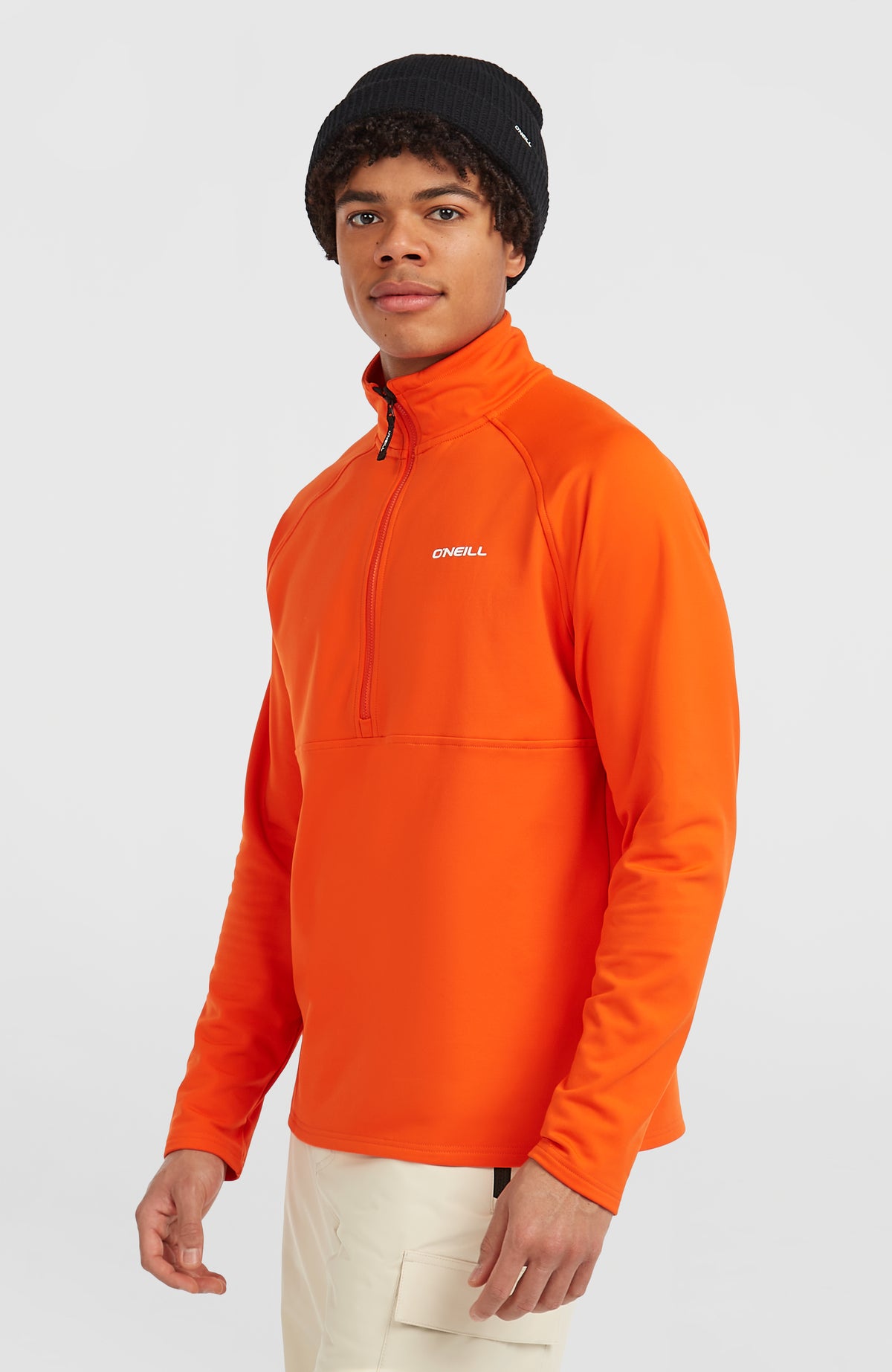 FWC'Cruz Fleecepullover für Herren, rot, schräge Vorderansicht am Model mit sichtbaren Raglannähten