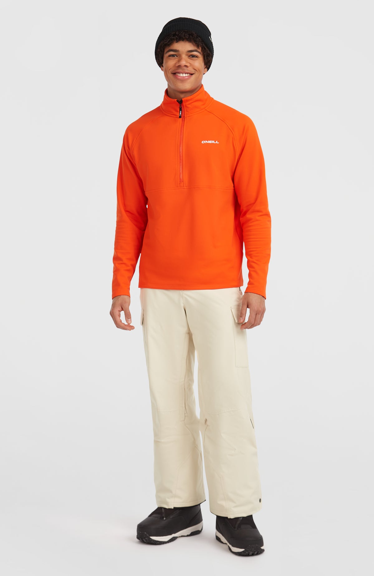FWC'Cruz Fleecepullover für Herren, rot, Ganzkörperansicht am Model in Kombination mit heller Hose
