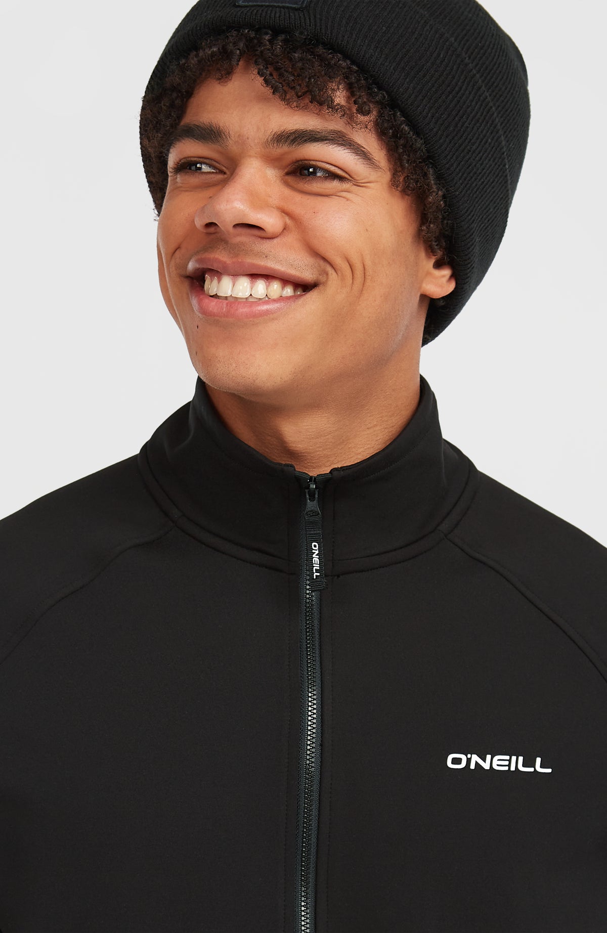 Nahaufnahme von Stehkragen und Reißverschluss des FWC'Cruz Fleecepullover in Schwarz am Model
