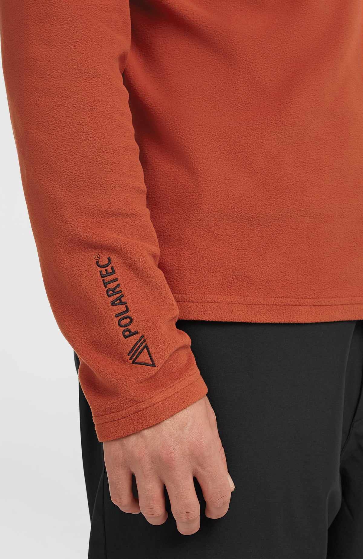 FWC'Cruz Jack's Fleecepullover für Herren, orange, Nahaufnahme des Ärmels mit Polartec-Schriftzug am Model