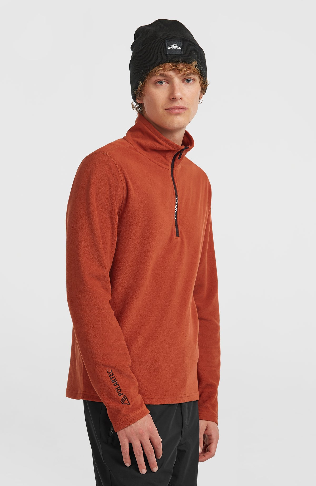 FWC'Cruz Jack's Fleecepullover für Herren, orange, Halbprofil am Model mit Stehkragen und Halbreißverschluss