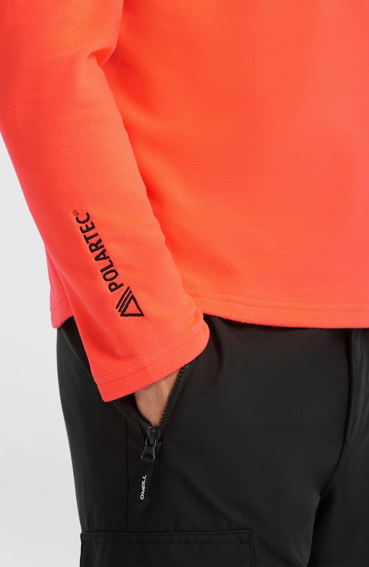 Roter FWC'Cruz Jack's Fleecepullover für Herren, Nahaufnahme des Ärmelabschlusses mit Logo-Print am Model