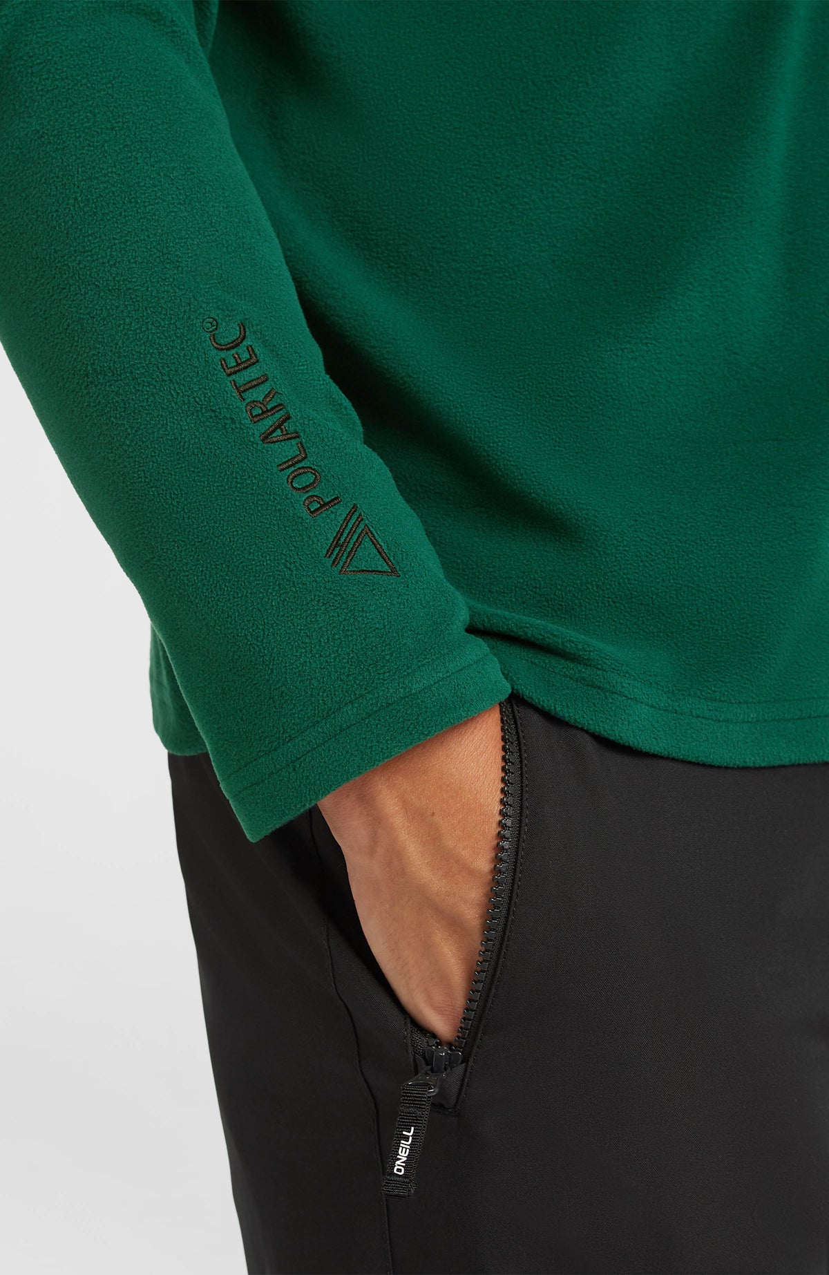 Nahaufnahme des Ärmels mit Polartec-Schriftzug am grünen FWC'Cruz Jack's Fleecepullover für Herren