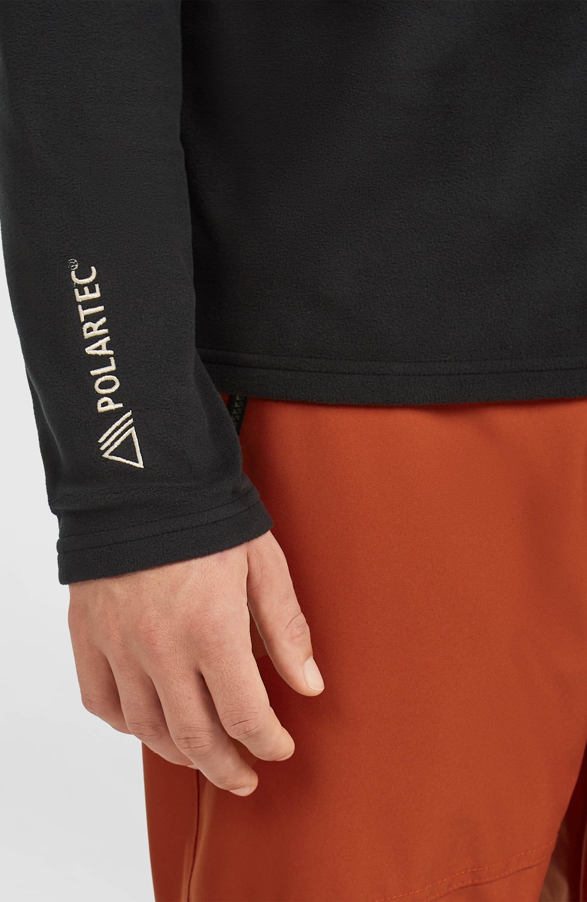 Nahaufnahme des Ärmelsaums mit Logo-Schriftzug am schwarzen FWC'Cruz Jack's Fleecepullover für Herren