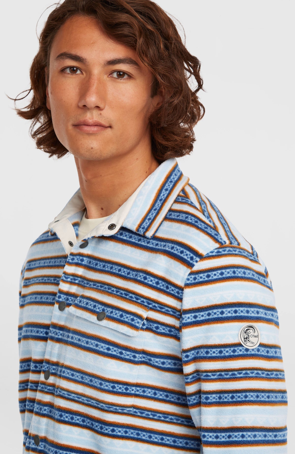 O'Riginals Superfleece Hemd für Herren, blau mit Streifenmuster, Nahaufnahme des Kragens und Logo-Patches