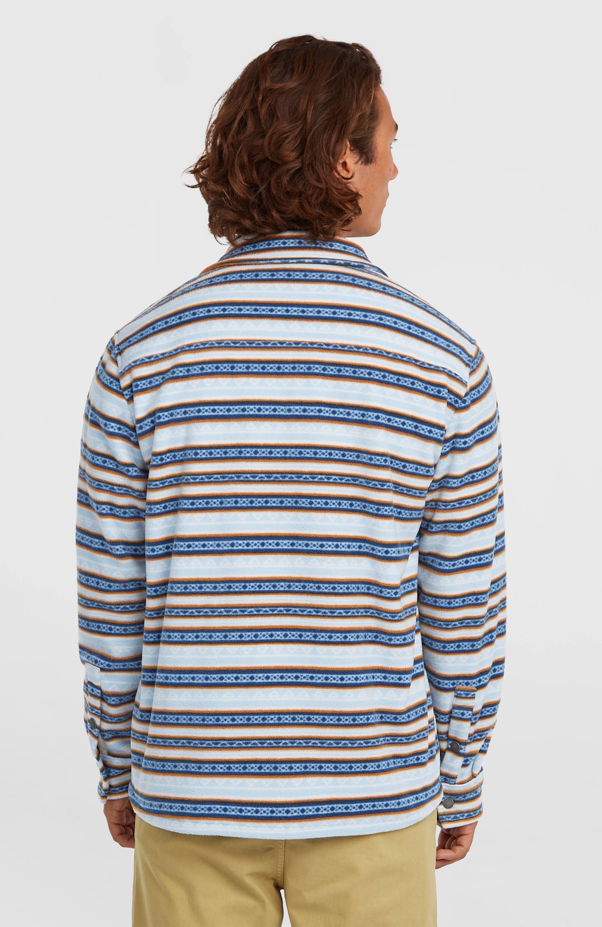 O'Riginals Superfleece Hemd für Herren, blau mit Streifenmuster in Braun und Weiß, Rückansicht am Model