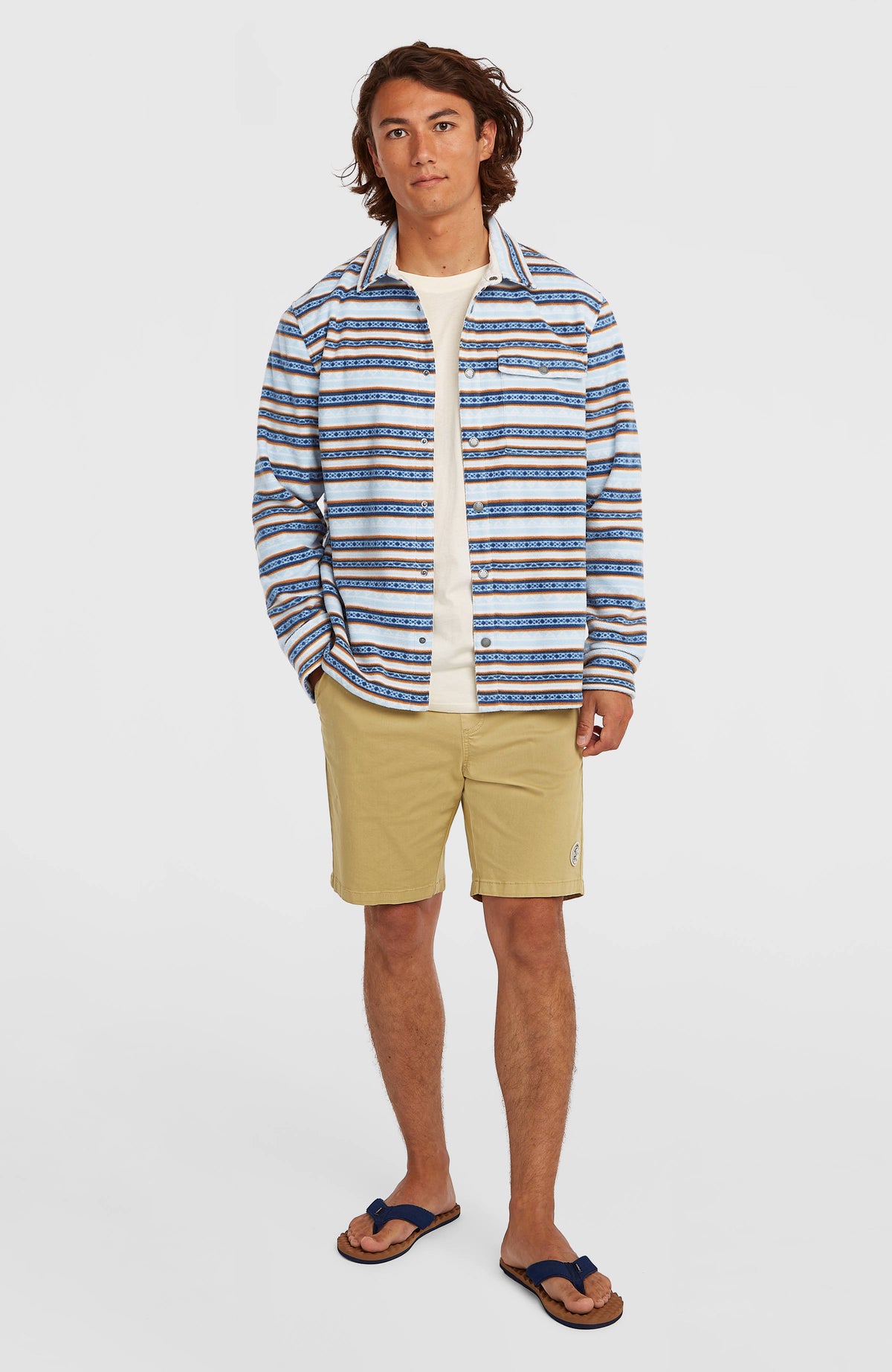O'Riginals Superfleece Hemd für Herren, blau mit Streifenmuster in Braun und Weiß, Ganzkörperansicht am Model