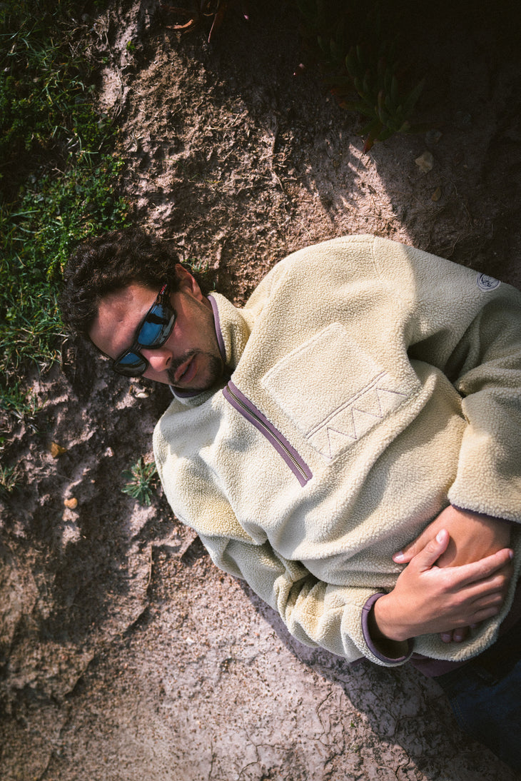 O'Neill O'Riginals Fleecepullover mit Halbreißverschluss für Herren in Beige, getragen am Model draußen im Sand