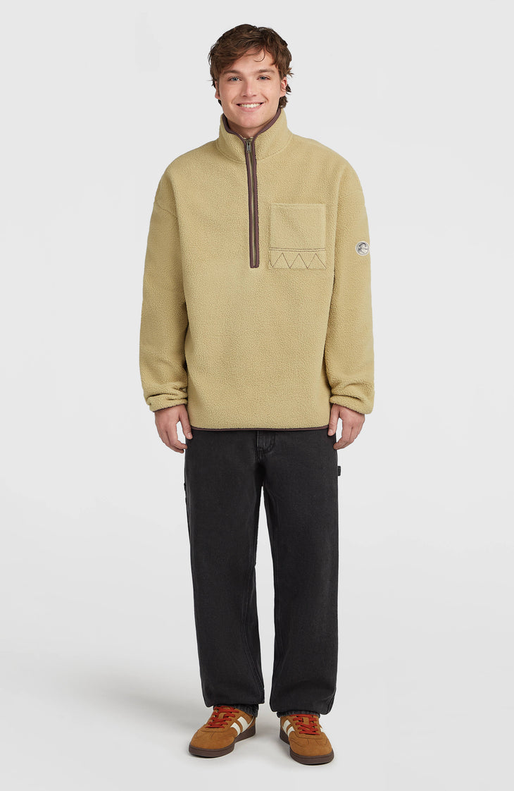 O'Riginals Fleecepullover für Herren, beige, frontale Ganzkörperansicht am Model