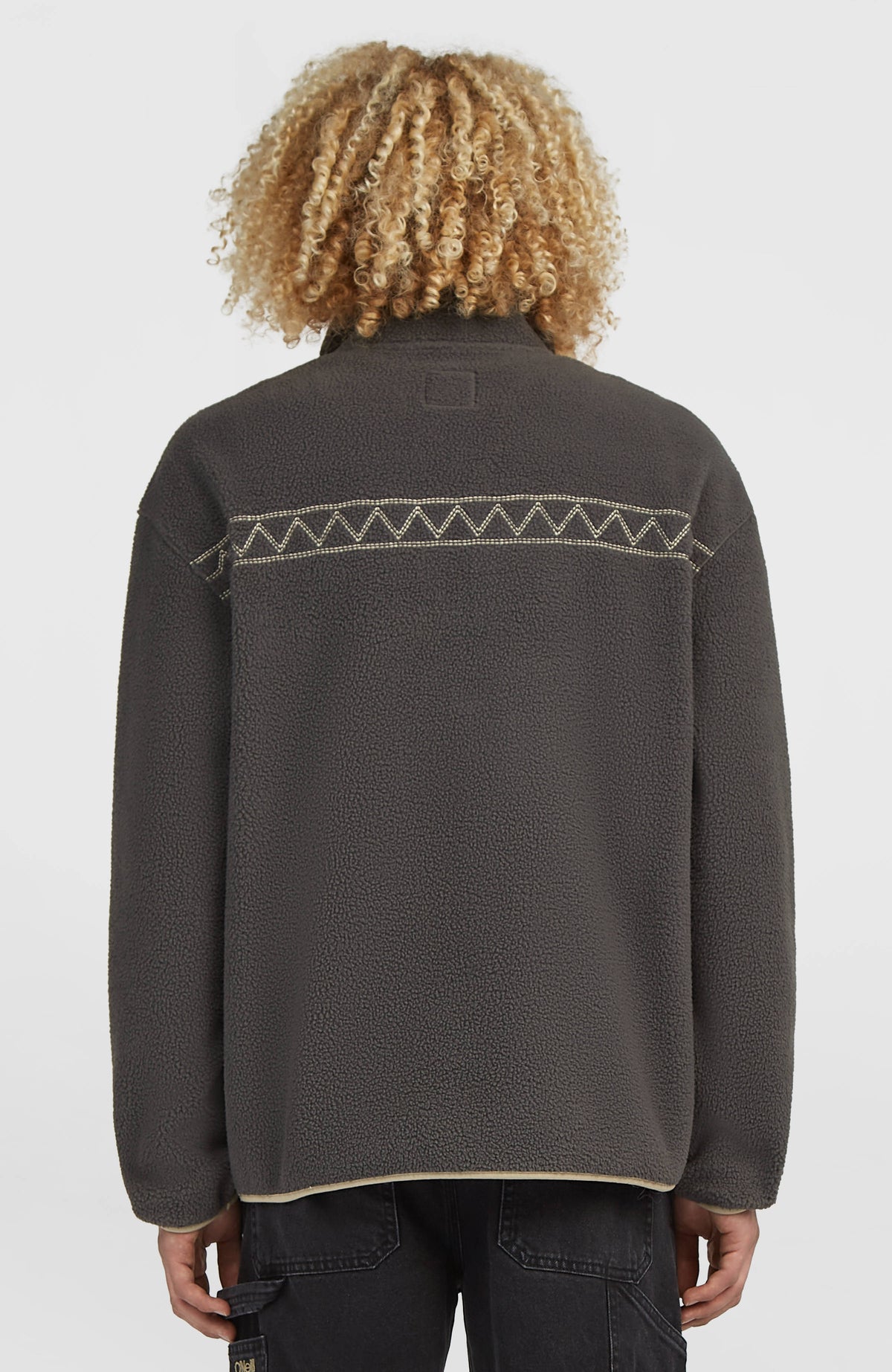 O'Riginals Fleecepullover für Herren, grau, Rückansicht am Model mit Ziernaht im oberen Bereich