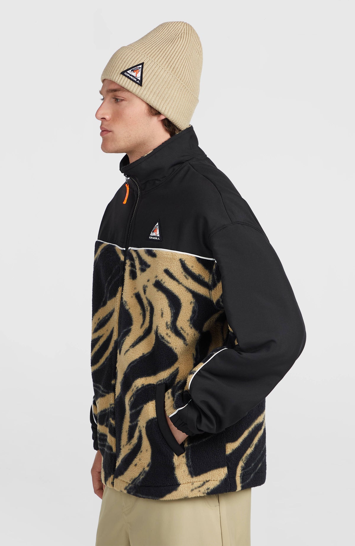 FWC'Play Hyperfleece-Jacke für Herren, beige mit Grafikmuster in Schwarz, Halbprofil am Model mit Seitentasche