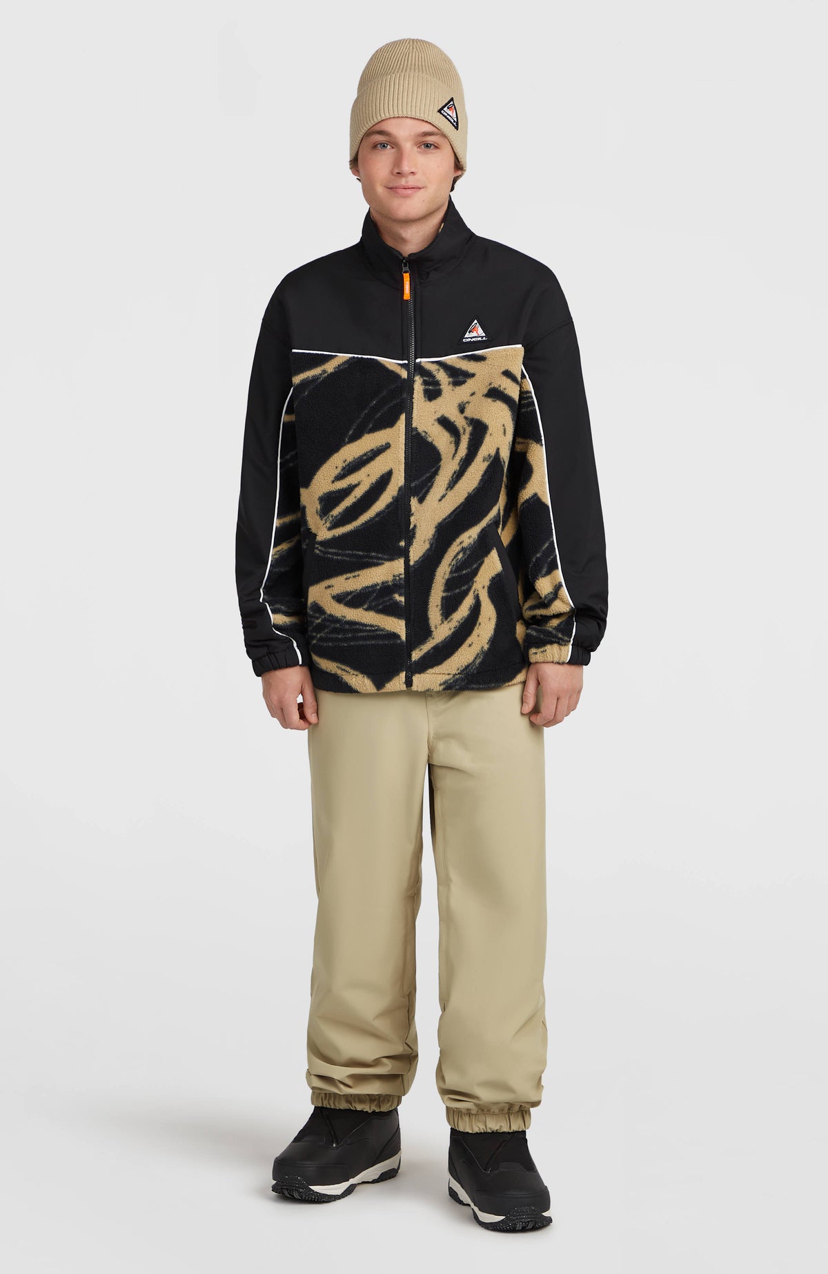 FWC'Play Hyperfleece-Jacke für Herren, beige mit Grafikmuster in Schwarz, Ganzkörperansicht von vorne am Model