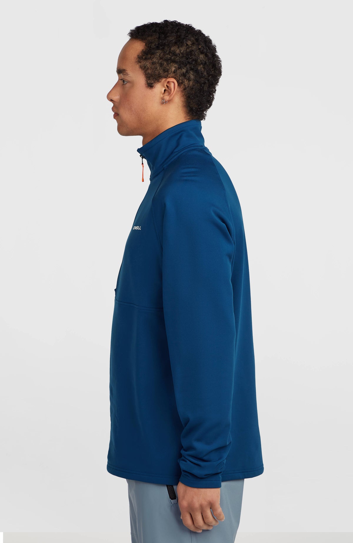 FWC'Cruz Fleecepullover für Herren, blau, getragen am Model in der Seitenansicht