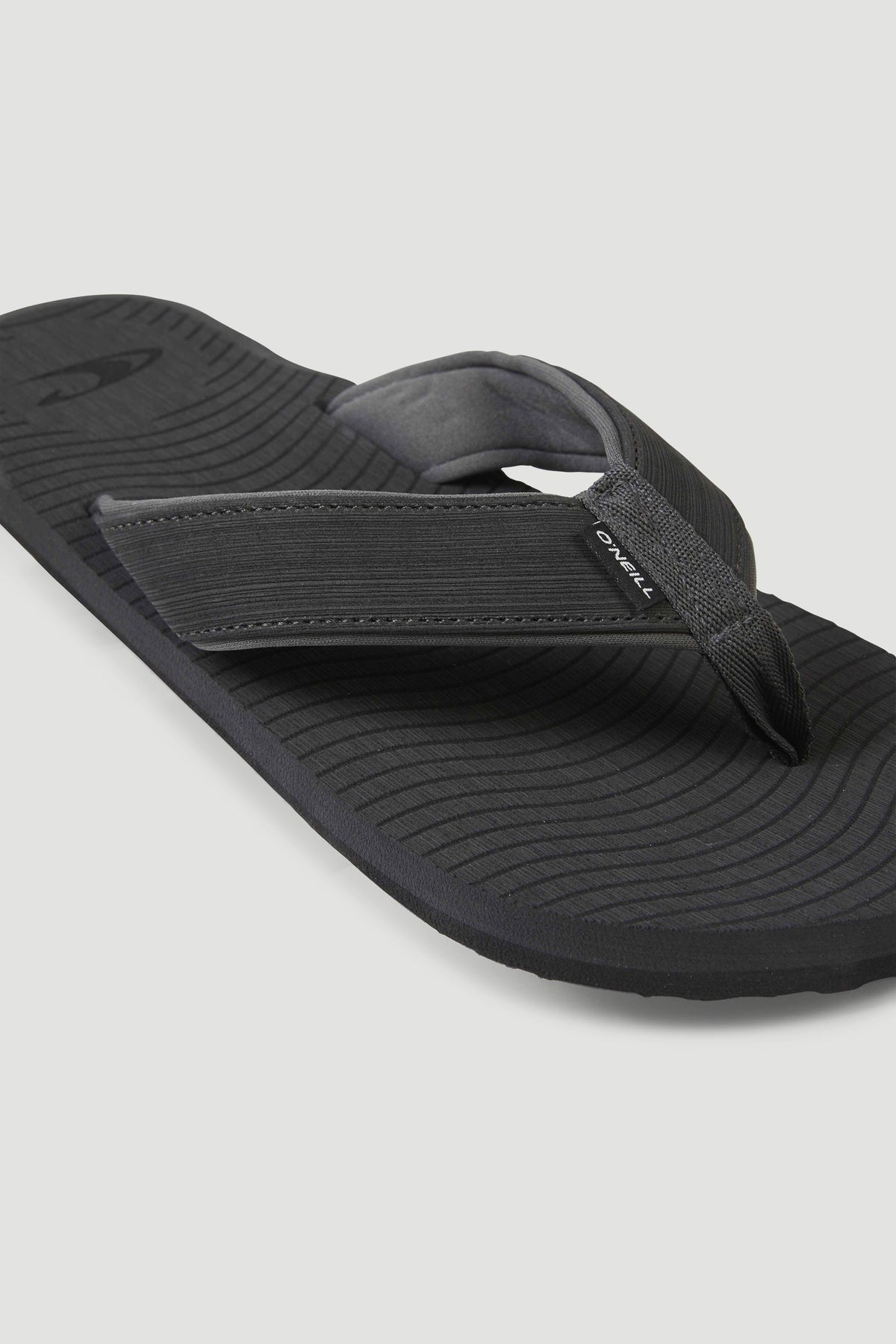 Nahaufnahme des Riemens mit Logo-Label der grauen Koosh Sandalen
