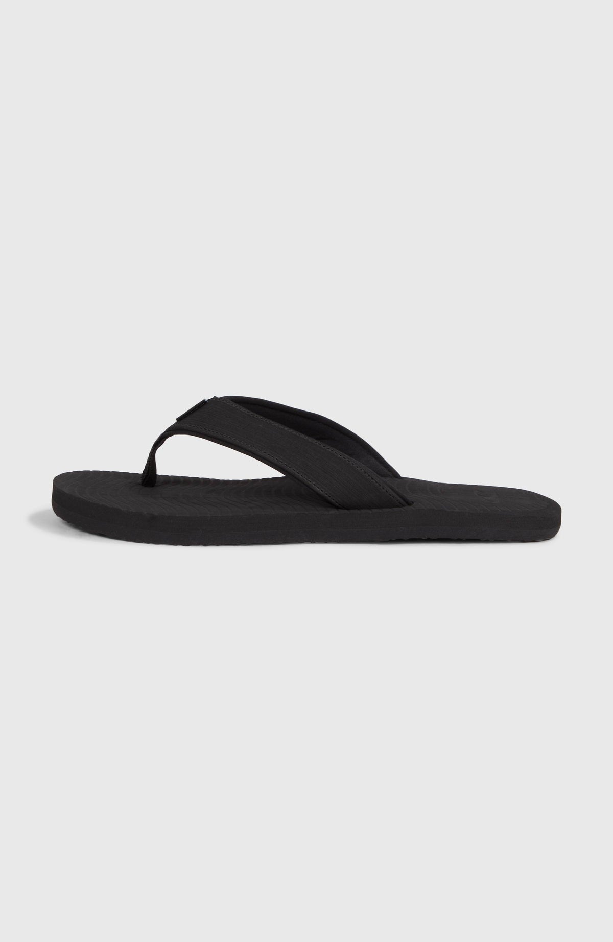 Koosh Sandalen für Herren, schwarz, freigestellt in der Seitenansicht mit flacher Sohle