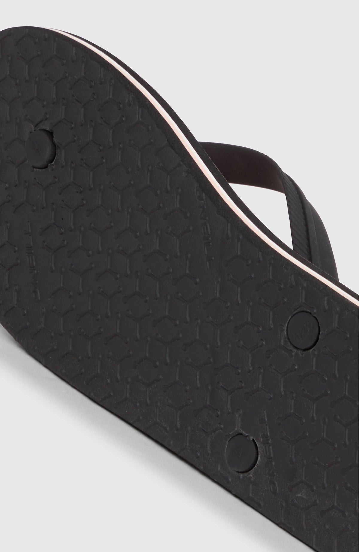 Nahaufnahme der pinken Profile Graphic Sandalen mit Grafikmuster in Schwarz, strukturierte Laufsohle von unten